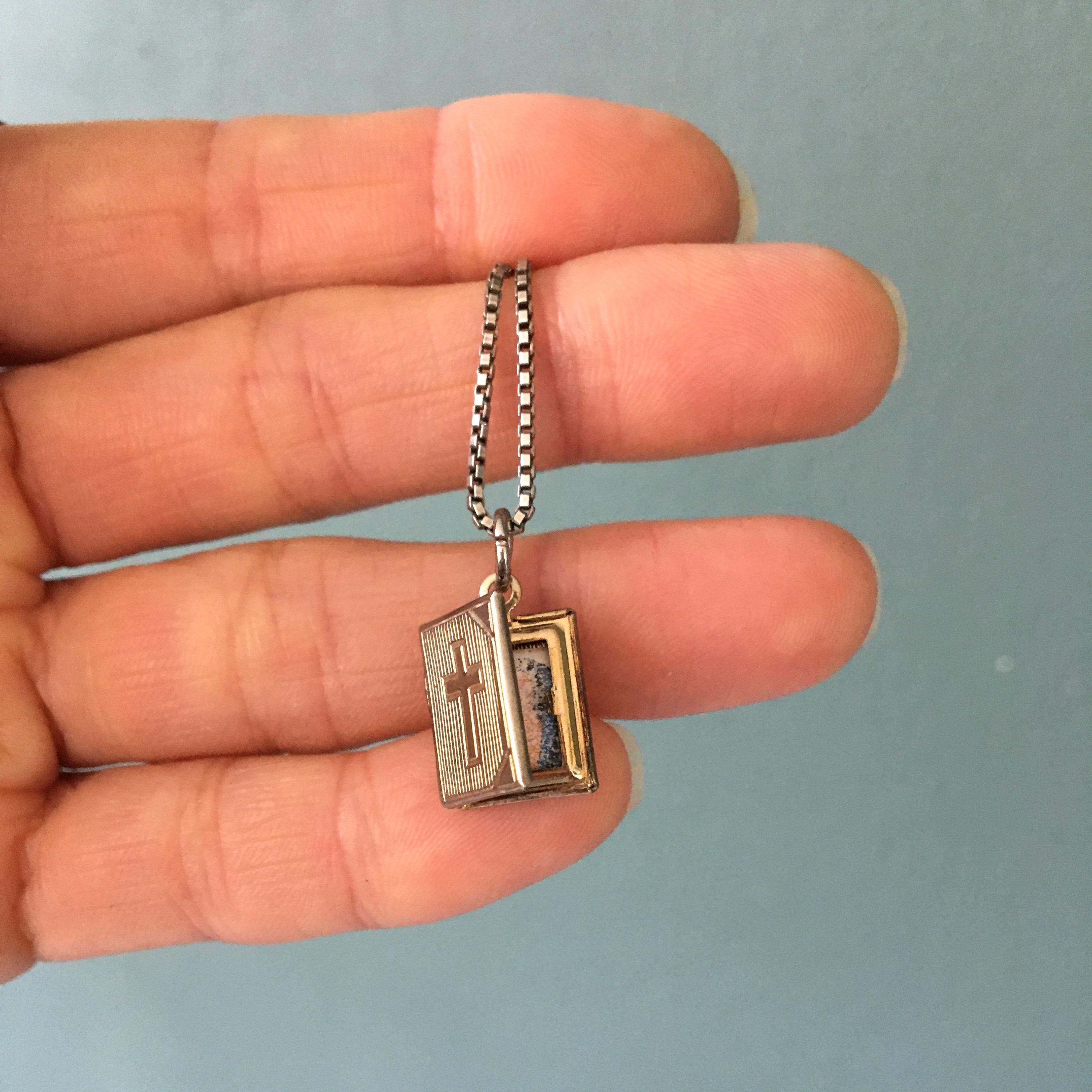 Vintage Religious Miniature Book Locket Charm Pendant In Good Condition In Rotterdam, NL