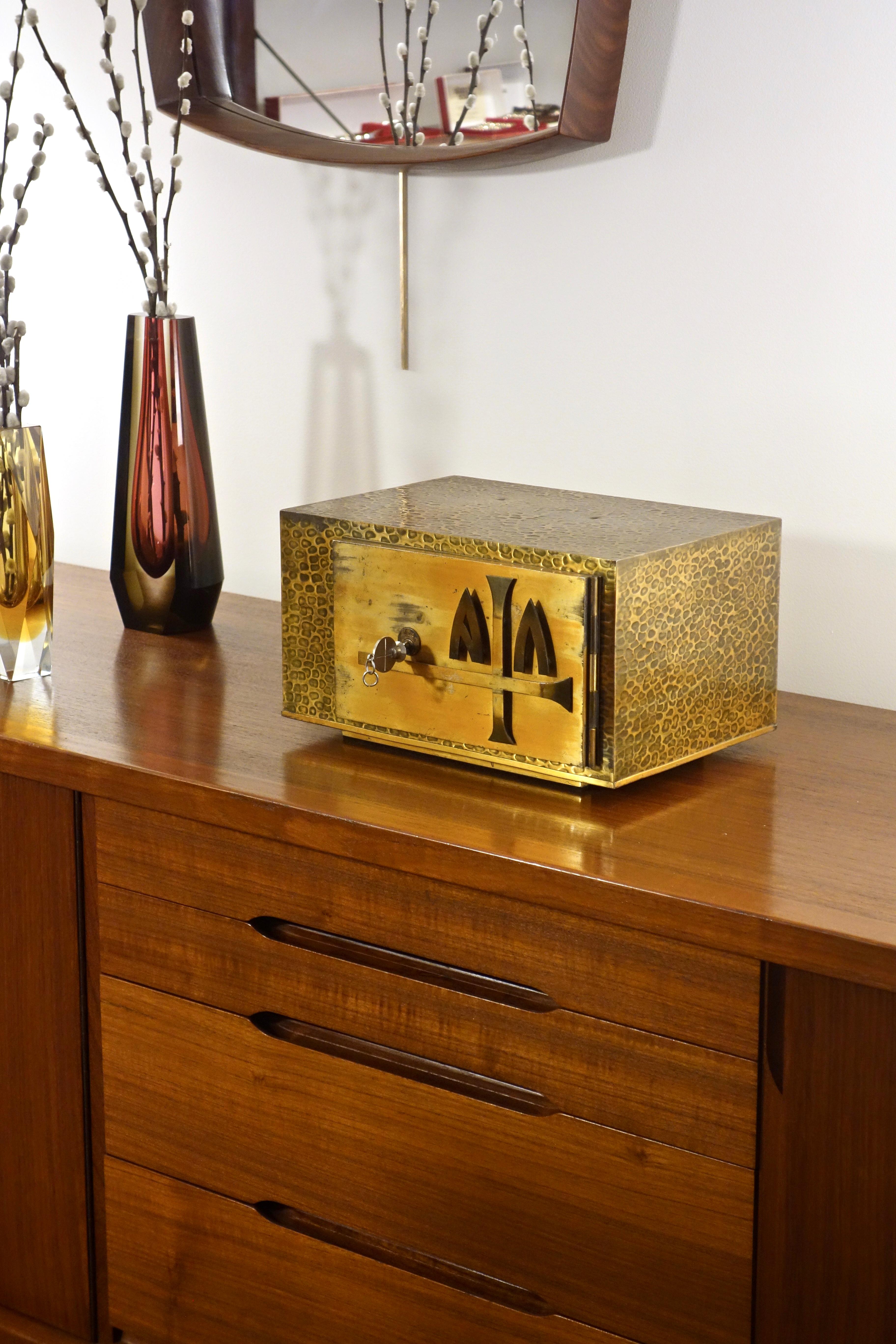 Vintage tabernacle dating from the 1970s converted into a small safe. Handmade by the Spanish company Molina, specialized in the manufacture of religious objects. Rectangular shape in hammered copper for the exterior and textured brass for the