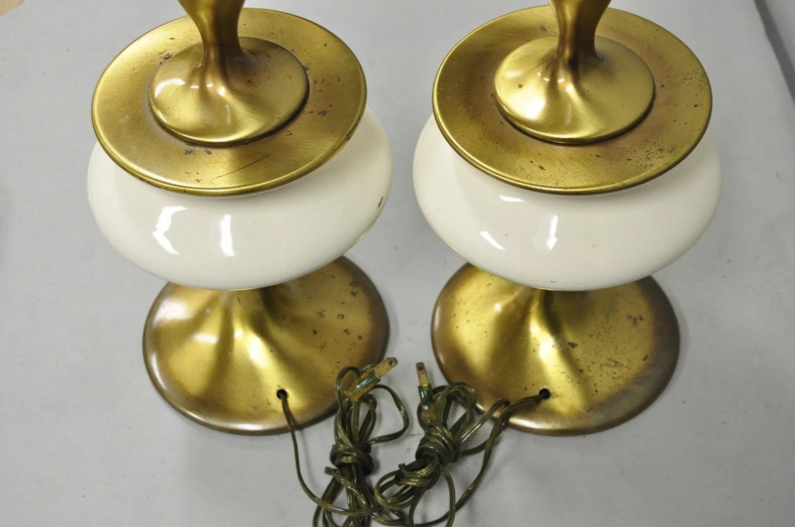Coppia di lampade da tavolo scolpite in ottone e porcellana d'epoca Rembrandt Hollywood Regency in vendita 4