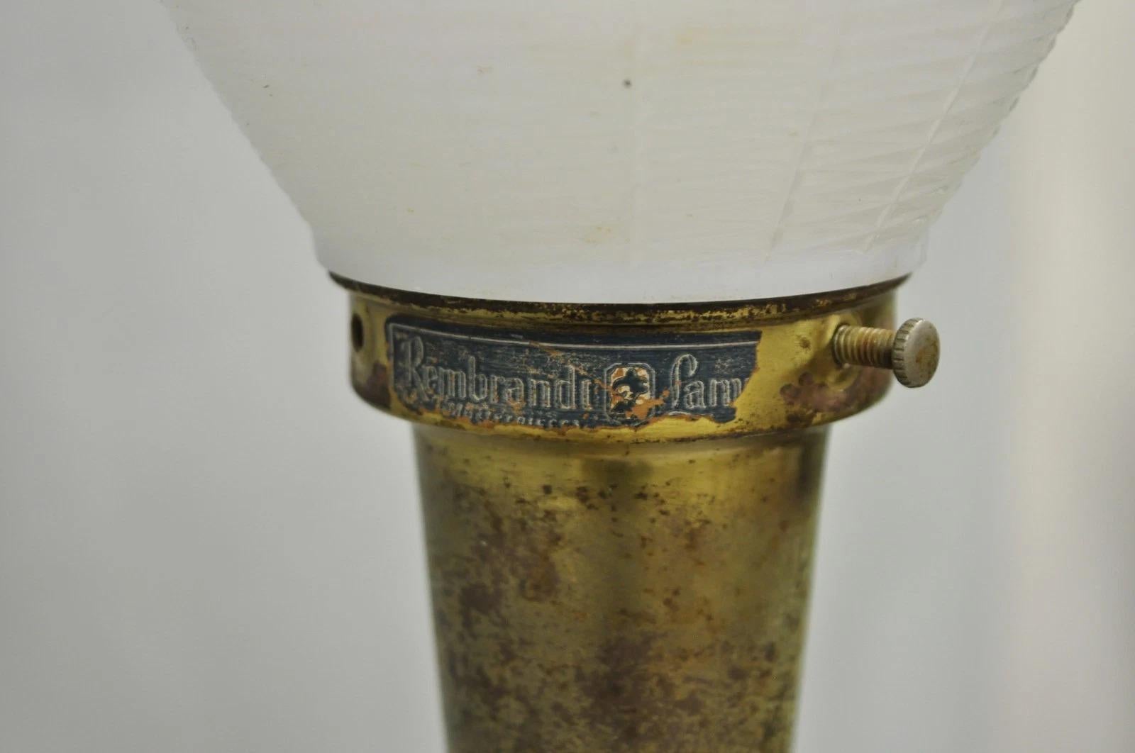 Coppia di lampade da tavolo scolpite in ottone e porcellana d'epoca Rembrandt Hollywood Regency in vendita 6