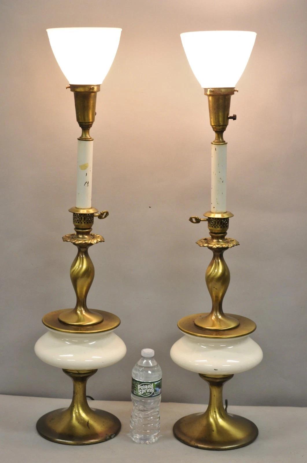 Coppia di lampade da tavolo scolpite in ottone e porcellana di Rembrandt Hollywood Regency. Circa alla fine del XX secolo. Misure: 34
