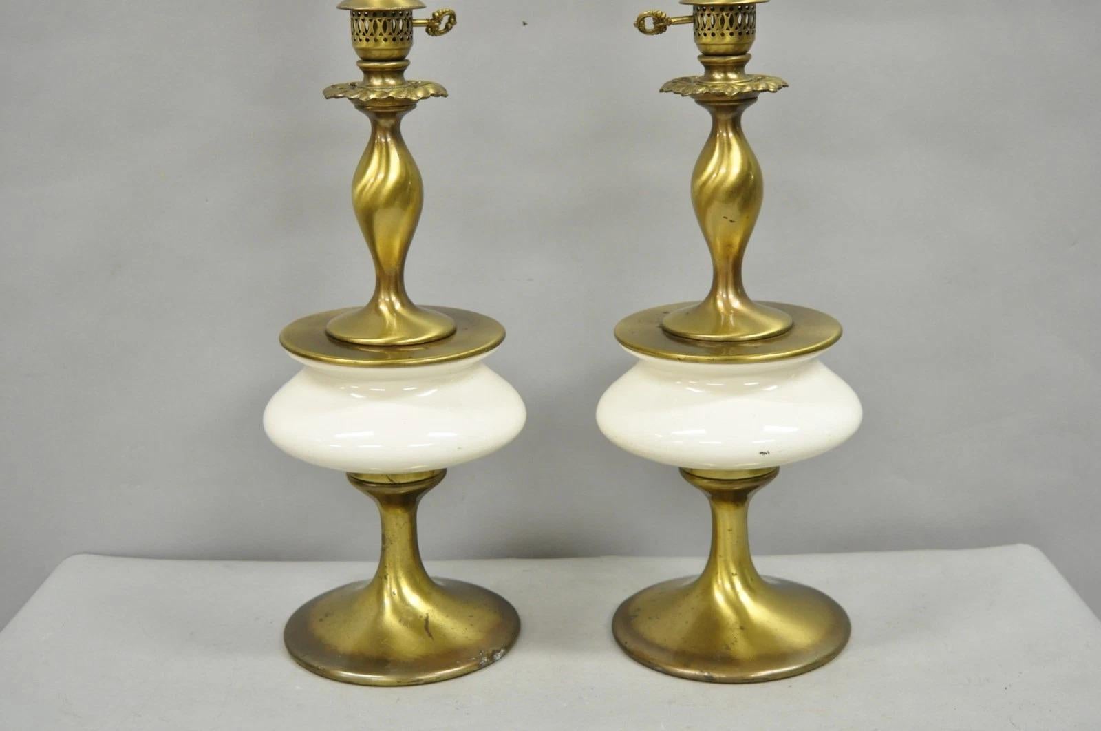 Sconosciuto Coppia di lampade da tavolo scolpite in ottone e porcellana d'epoca Rembrandt Hollywood Regency in vendita