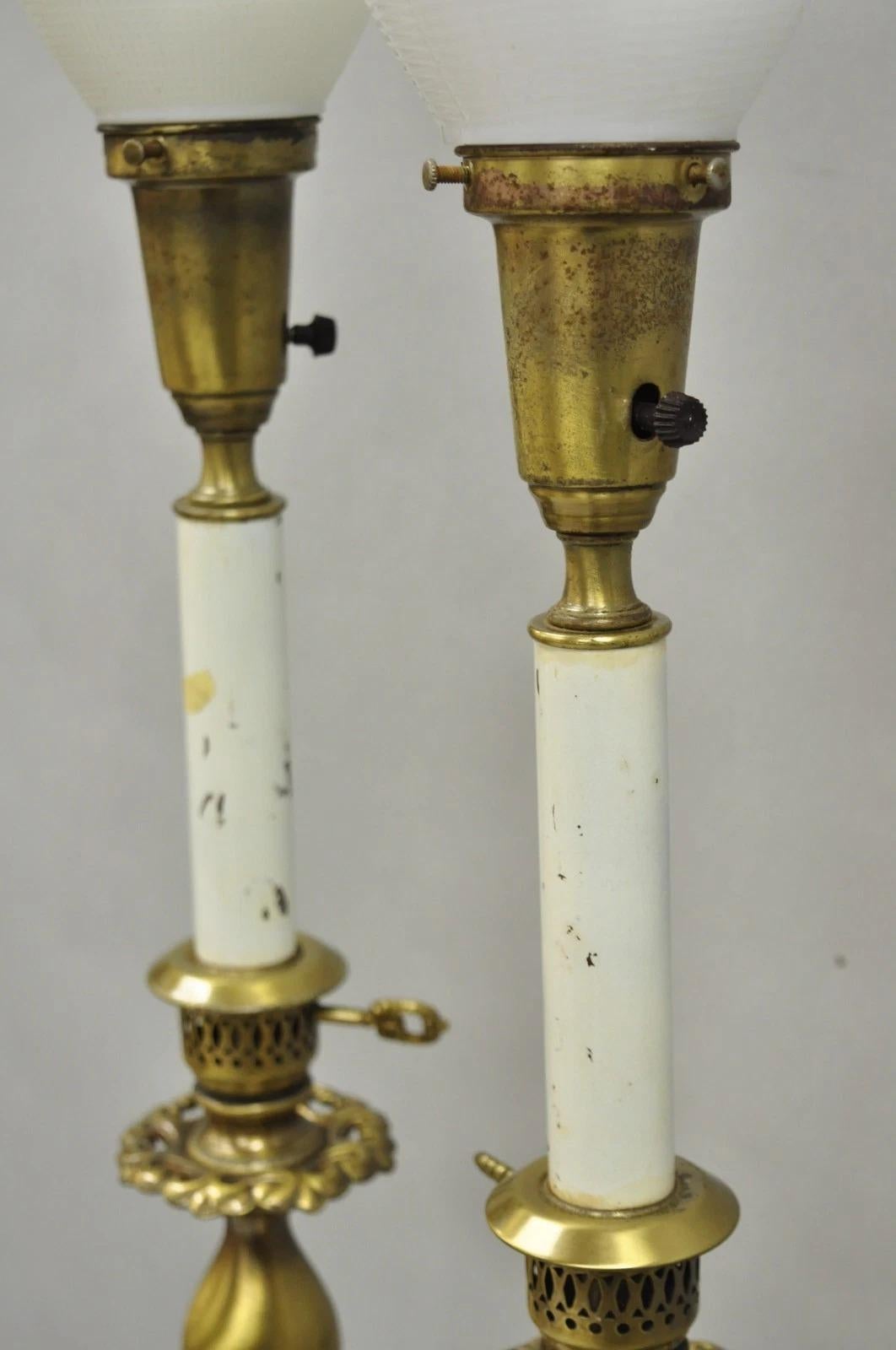 Coppia di lampade da tavolo scolpite in ottone e porcellana d'epoca Rembrandt Hollywood Regency In condizioni buone in vendita a Philadelphia, PA