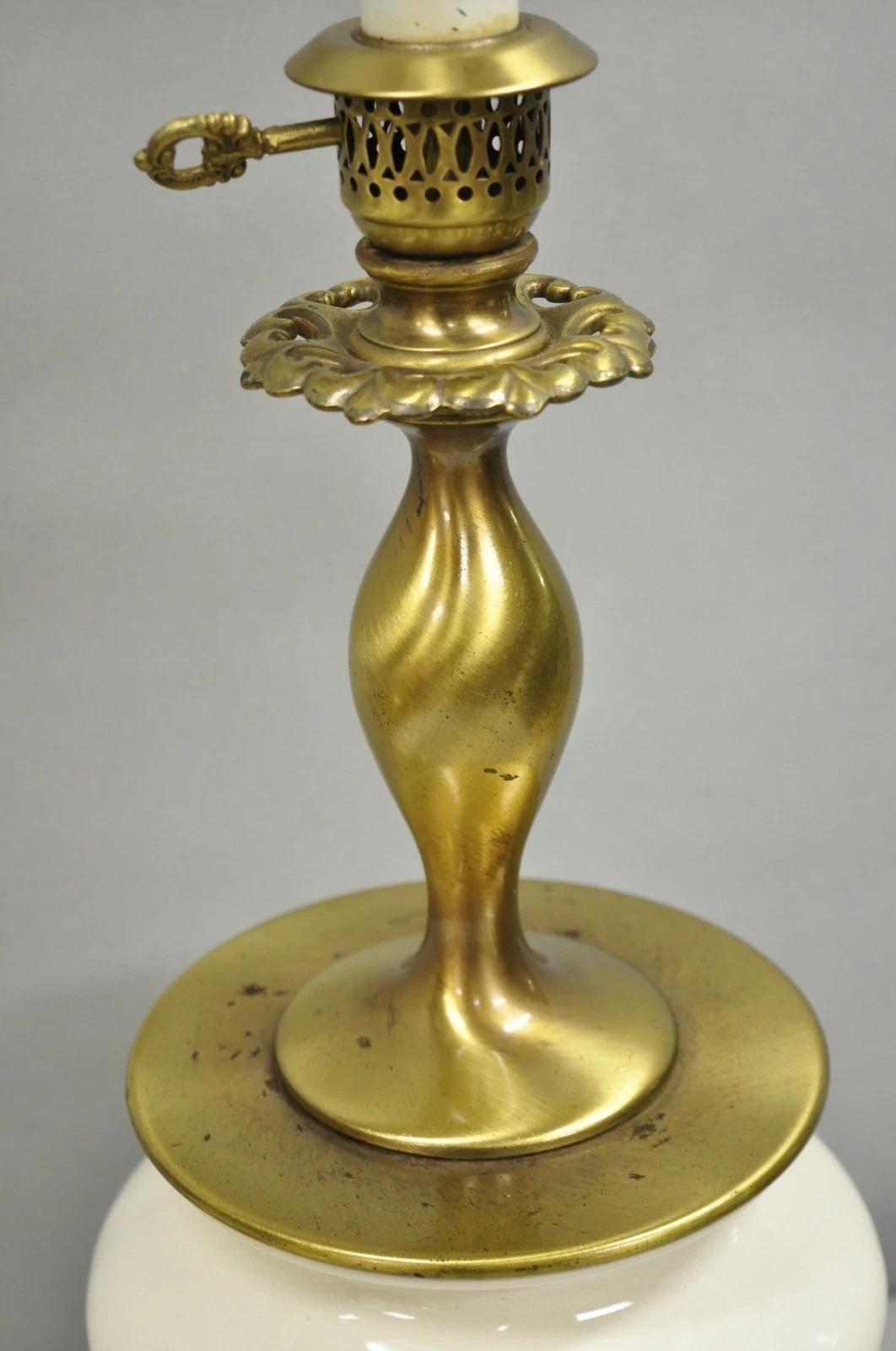 XX secolo Coppia di lampade da tavolo scolpite in ottone e porcellana d'epoca Rembrandt Hollywood Regency in vendita