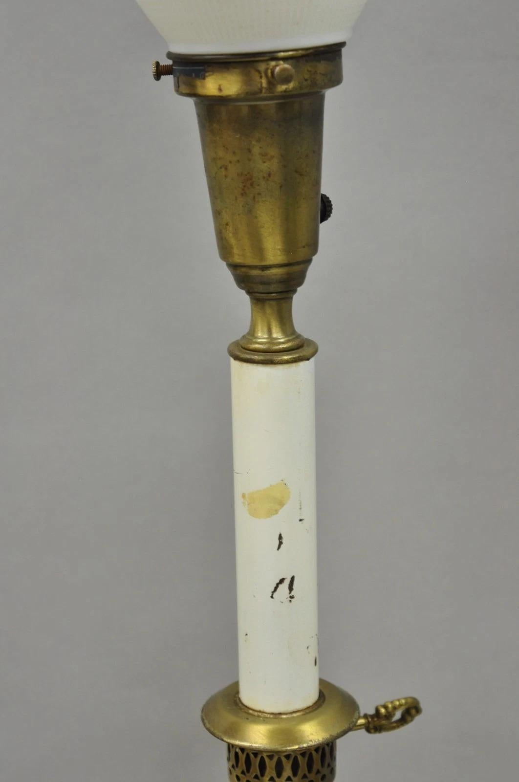 Ottone Coppia di lampade da tavolo scolpite in ottone e porcellana d'epoca Rembrandt Hollywood Regency in vendita