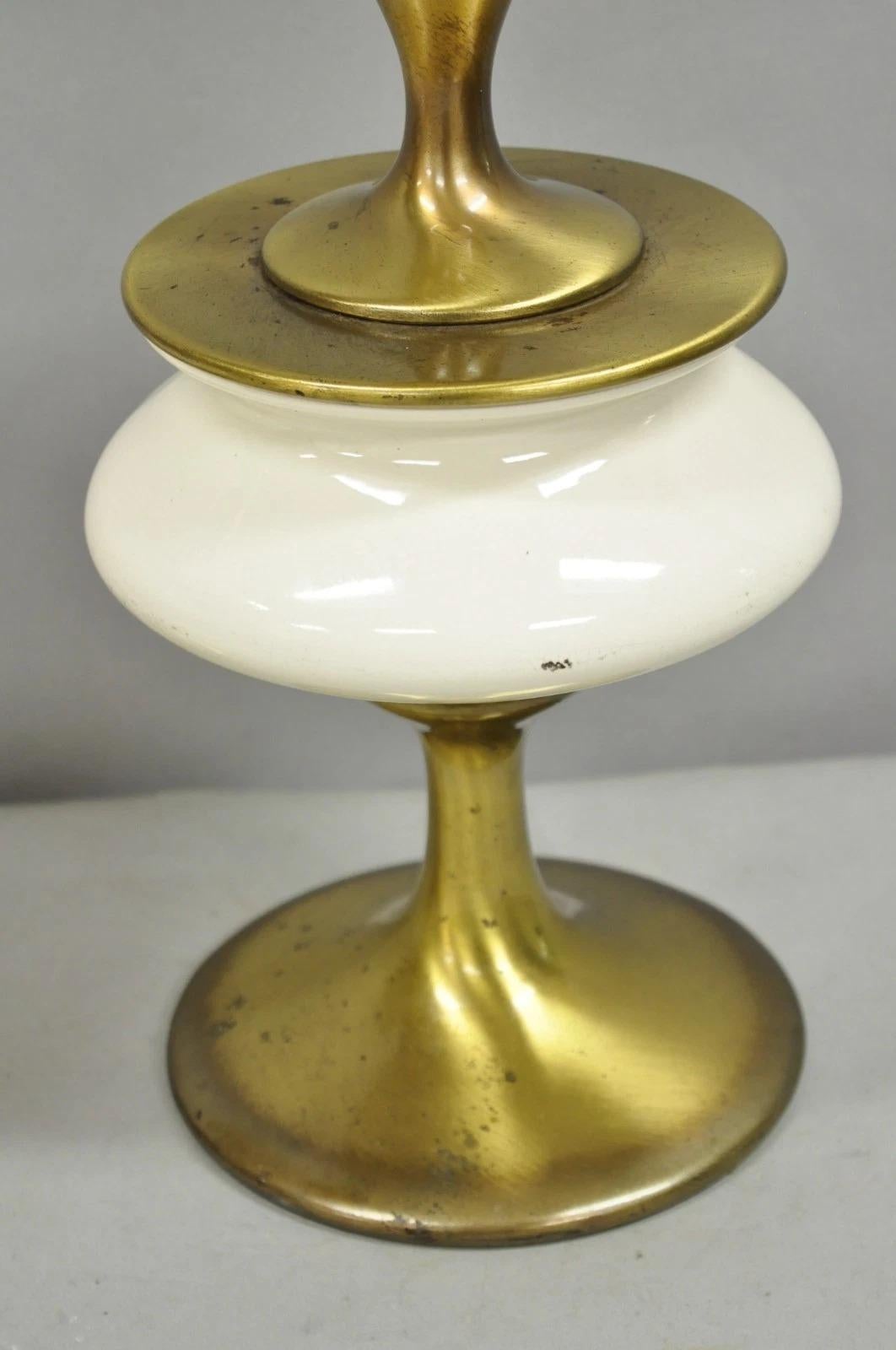 Coppia di lampade da tavolo scolpite in ottone e porcellana d'epoca Rembrandt Hollywood Regency in vendita 1
