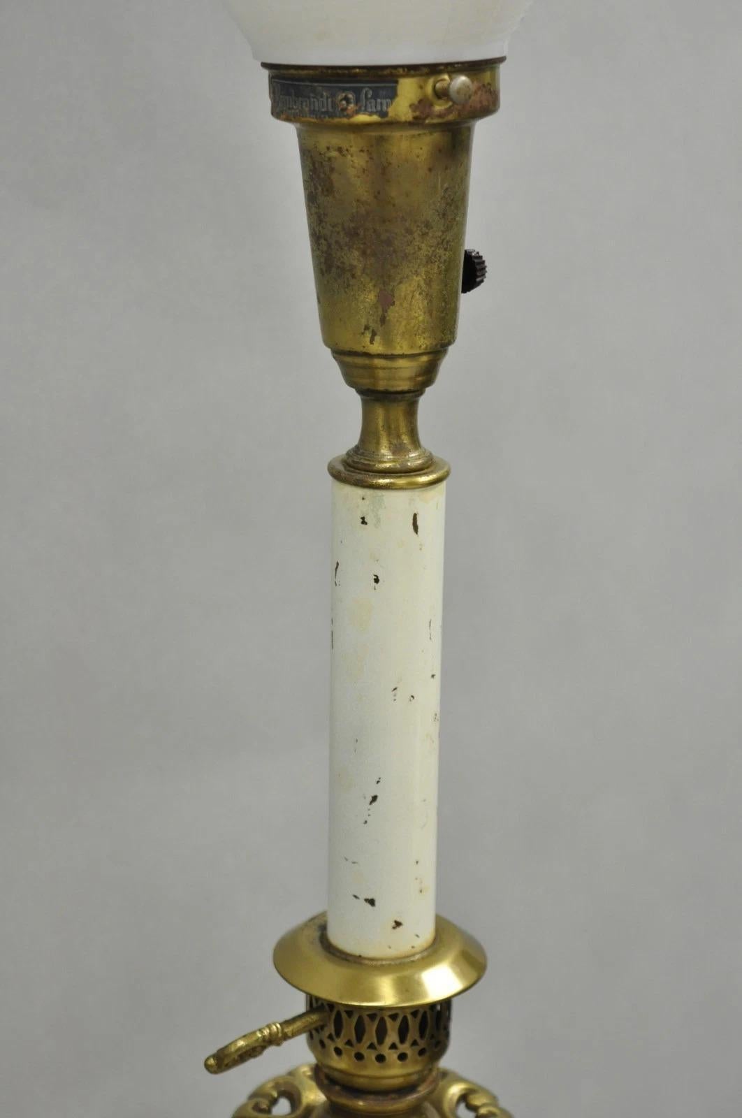 Coppia di lampade da tavolo scolpite in ottone e porcellana d'epoca Rembrandt Hollywood Regency in vendita 2
