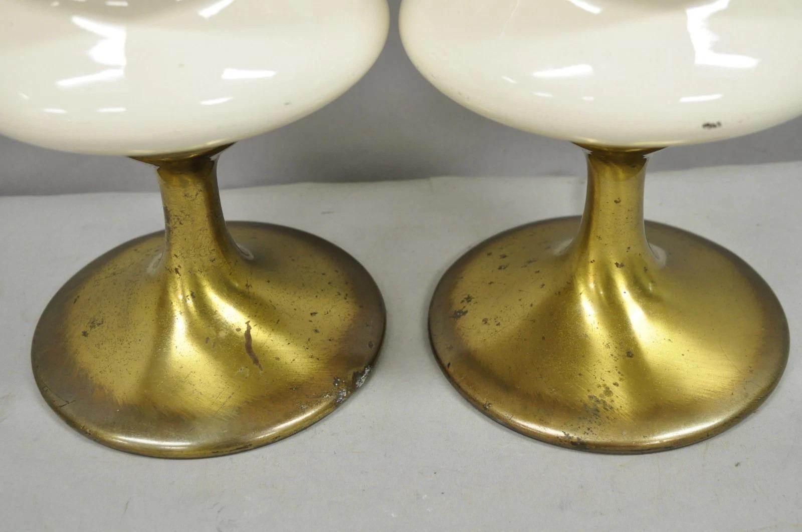 Coppia di lampade da tavolo scolpite in ottone e porcellana d'epoca Rembrandt Hollywood Regency in vendita 3