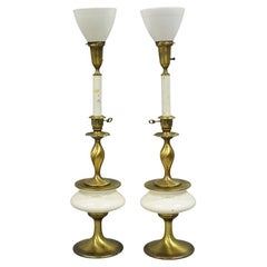 Paire de lampes de table vintage Rembrandt Hollywood Regency en laiton et porcelaine sculptée
