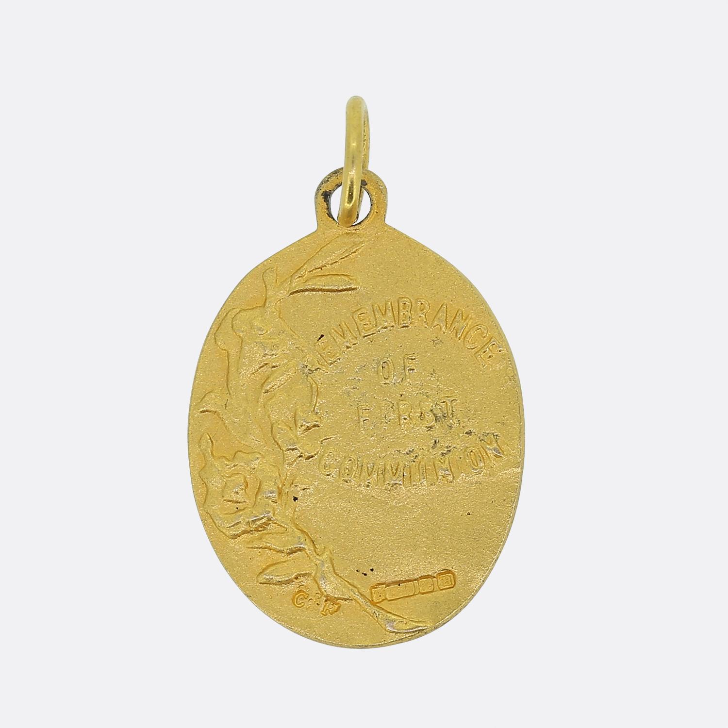 Hier haben wir einen reizenden Medaillon-Anhänger, der als Geschenk gedacht ist, da er die erste Kommunion im Leben eines Menschen darstellt. Dieses Vintage-Stück wurde aus reichhaltigem 9-karätigem Gelbgold gefertigt und zeigt ein Duo von