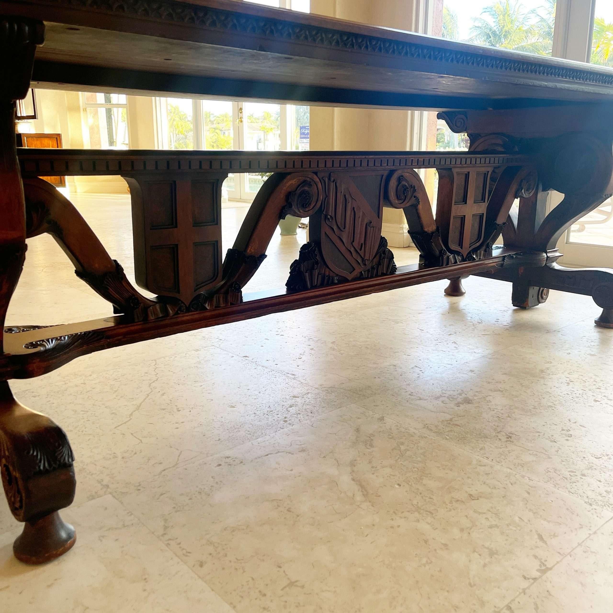 Faszinierender handgeschnitzter Renaissance-Revival-Holz-Ess-/Konferenztisch aus dem Besitz der Philco Corp. Der Tisch wurde einem bedeutenden Mitarbeiter von Ford Motors geschenkt, als er mit einem Projekt in der Zentrale der Philco Corp.
