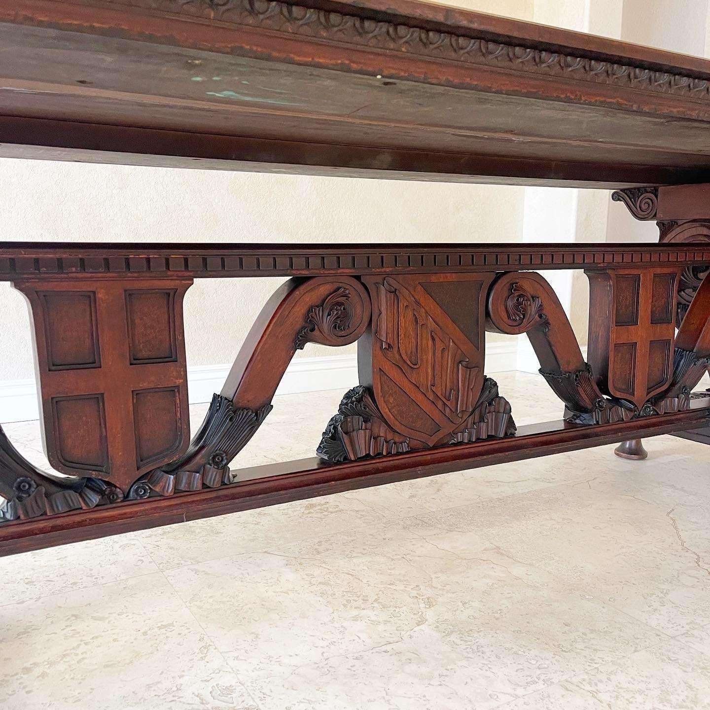 Crested Wooden-Esstisch im Vintage-Stil der Renaissance Revival-Zeit für Philco Corp im Angebot 2