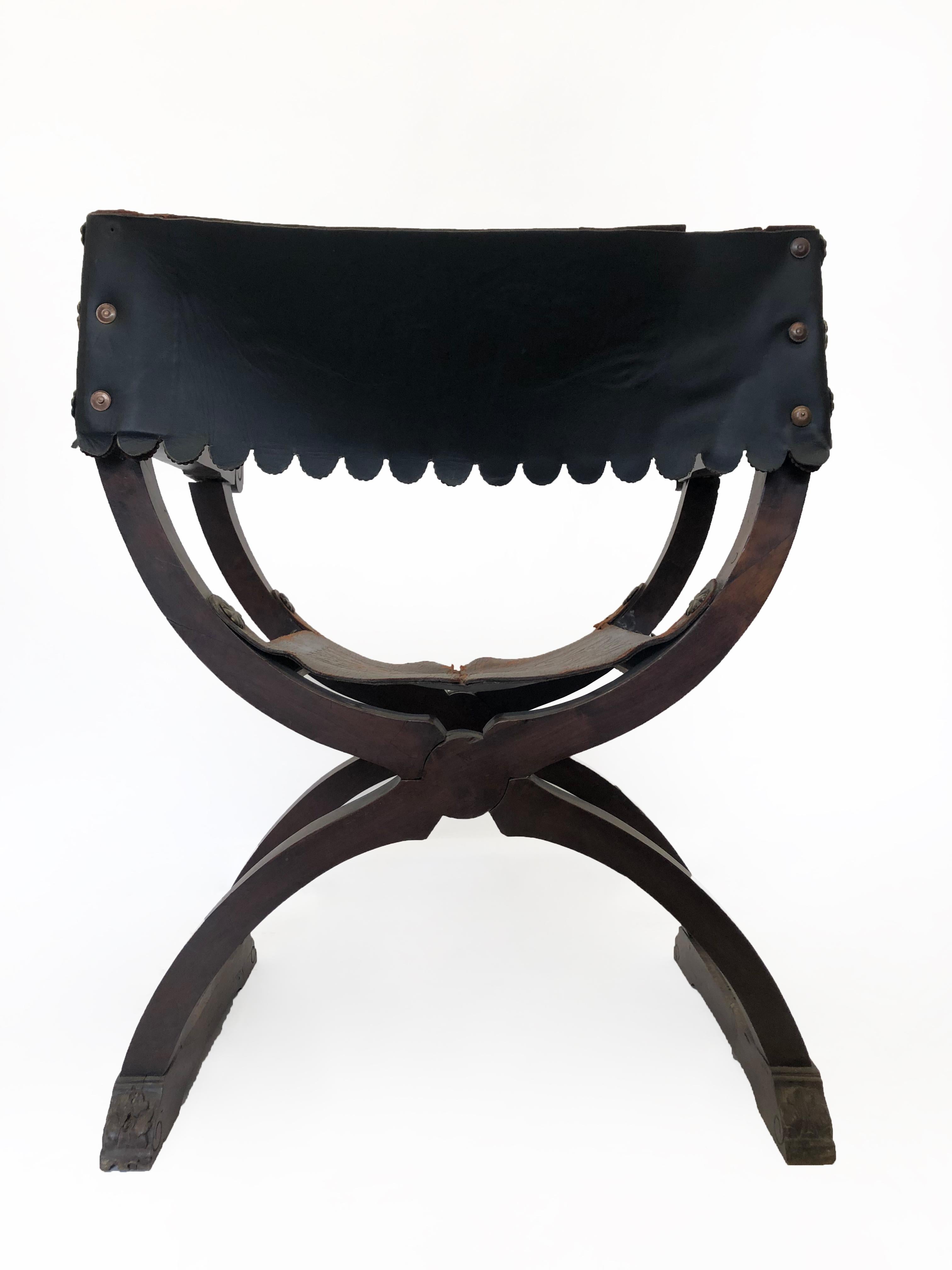 Sculpté Chaise en bois et cuir vintage Renaissance Sananarola Dante en vente