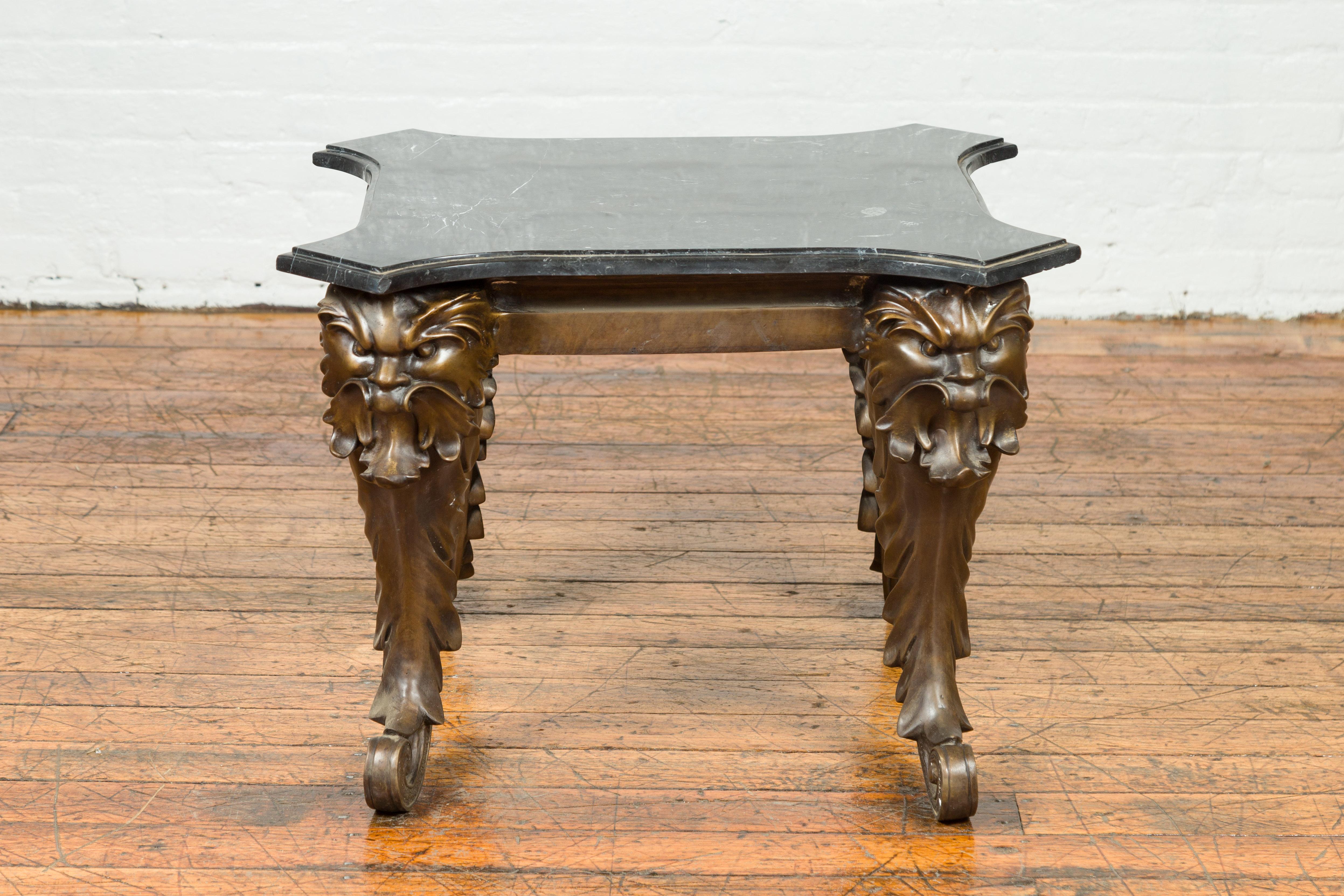 Table d'appoint vintage de style Renaissance avec motifs grotesques et plateau en marbre noir Bon état - En vente à Yonkers, NY