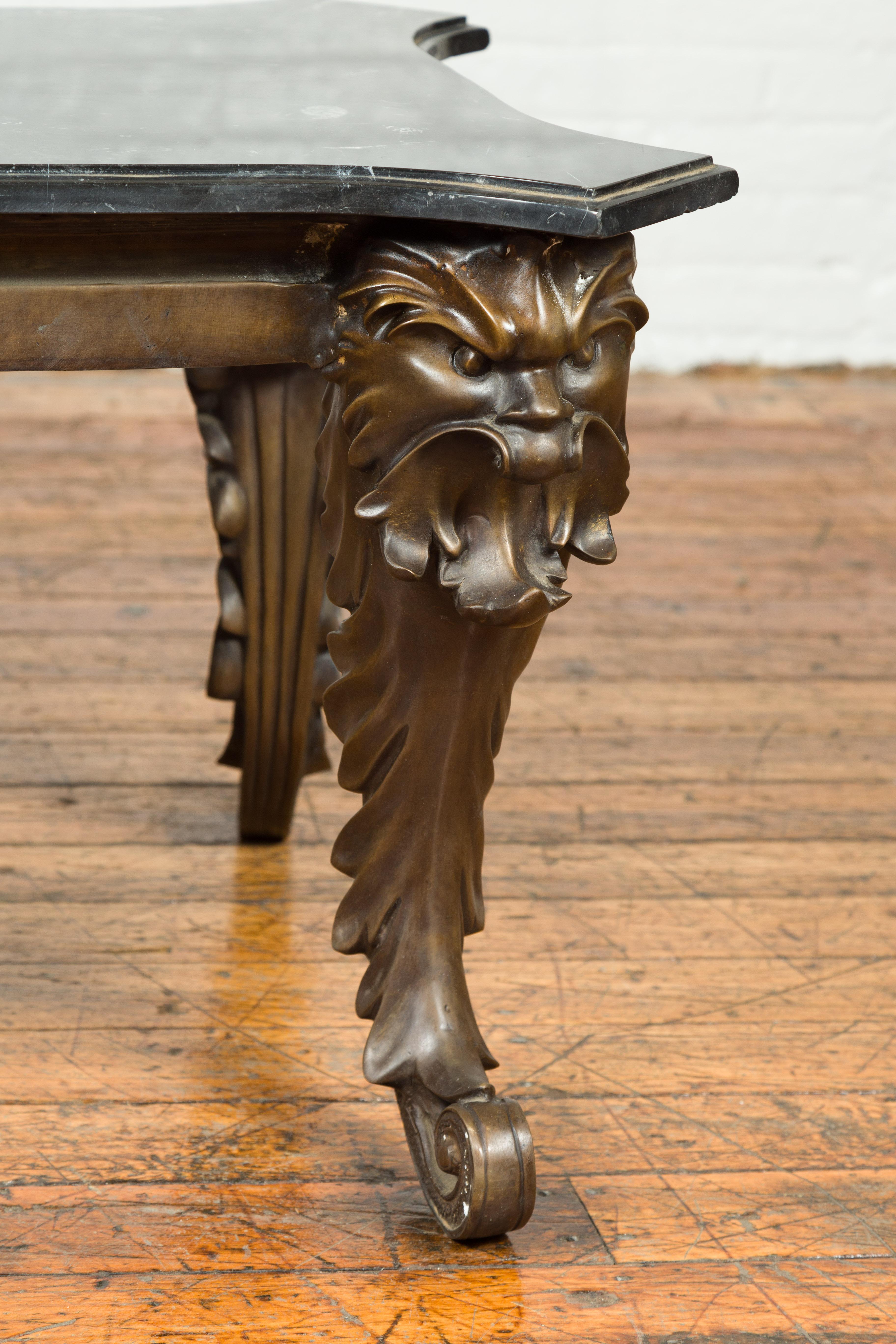 Bronze Table d'appoint vintage de style Renaissance avec motifs grotesques et plateau en marbre noir en vente