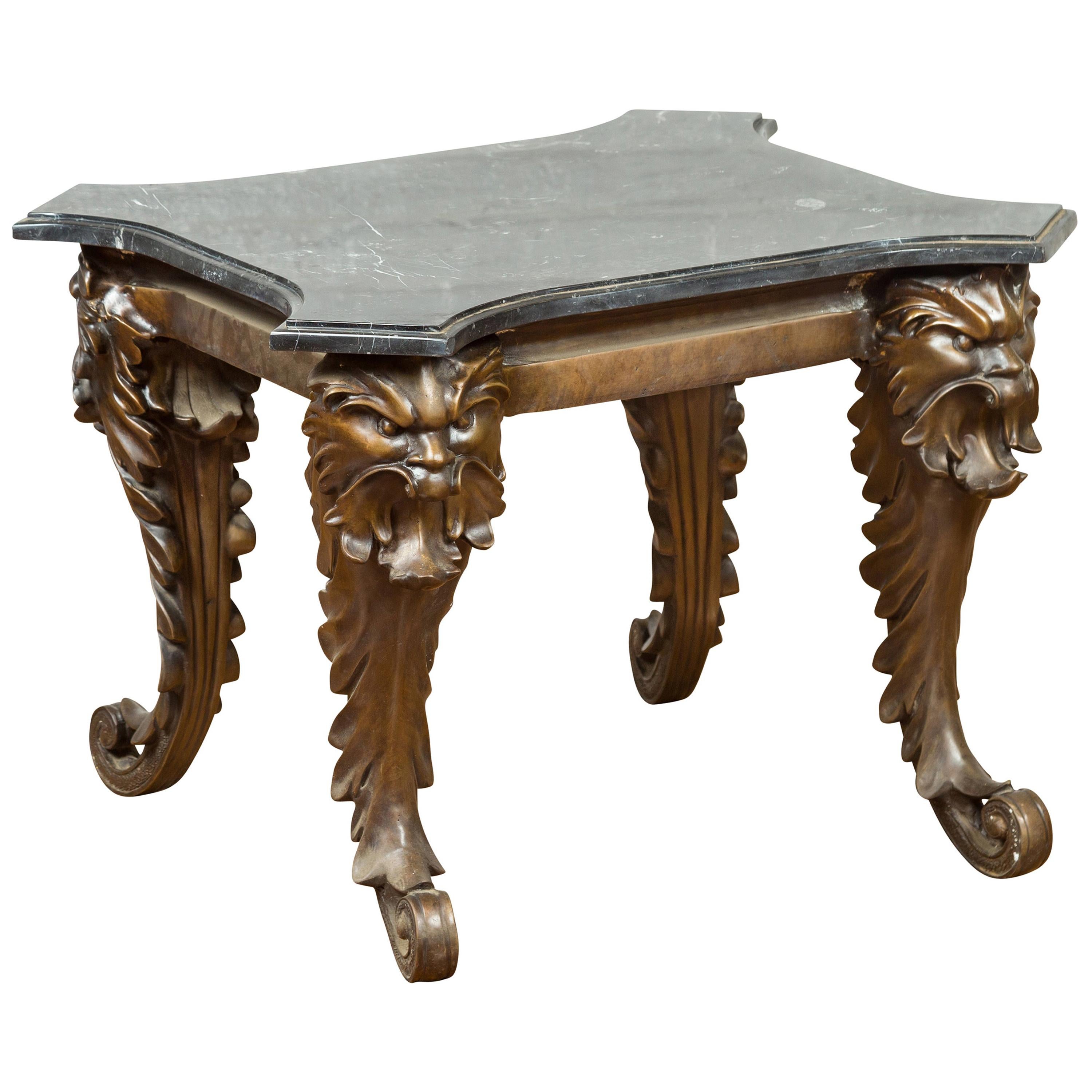 Table d'appoint vintage de style Renaissance avec motifs grotesques et plateau en marbre noir