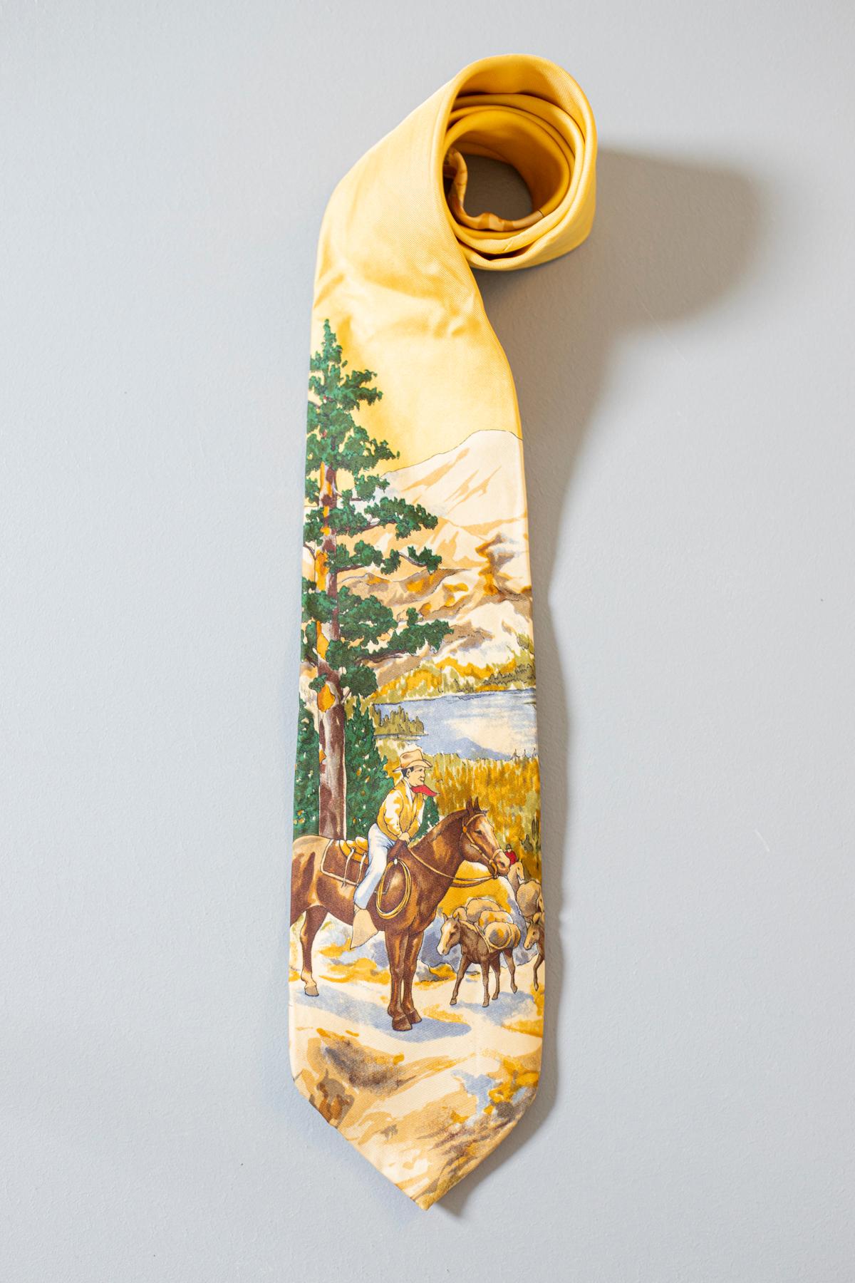 This vintage tie designed by Renato Balestra is in all-silk. It displays a man on a horse in the countryside. Its yellowish colours make it perfect for an informal outfit. 