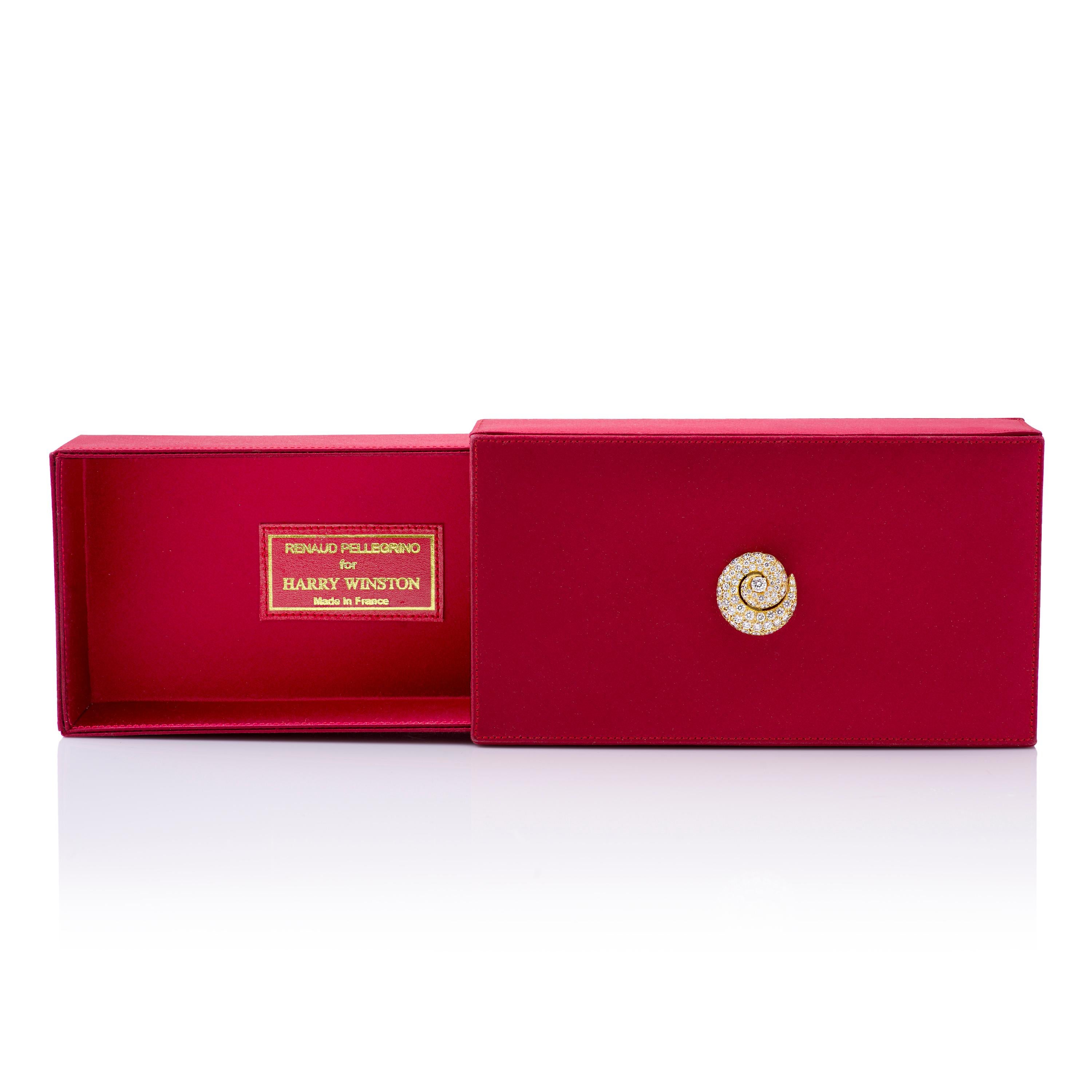 Boîte de soirée vintage Renaud Pelligrino pour Harry Winston en satin rouge avec accent en or jaune 18k et diamants, pouvant être utilisée comme pochette ou boîte à bijoux.  

Cette pochette présente un tourbillon orné en or jaune 18k, serti