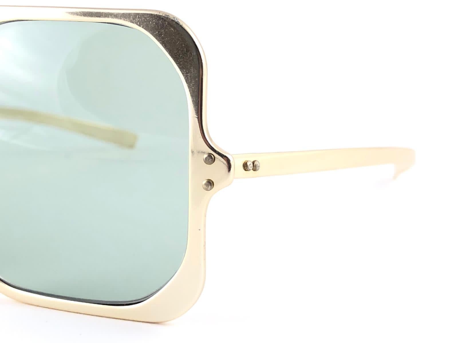 Vintage Renauld Gold Oversized Frame Green Lens 1980 Sunglasses Made in USA In Excellent Condition For Sale In Baleares, Baleares