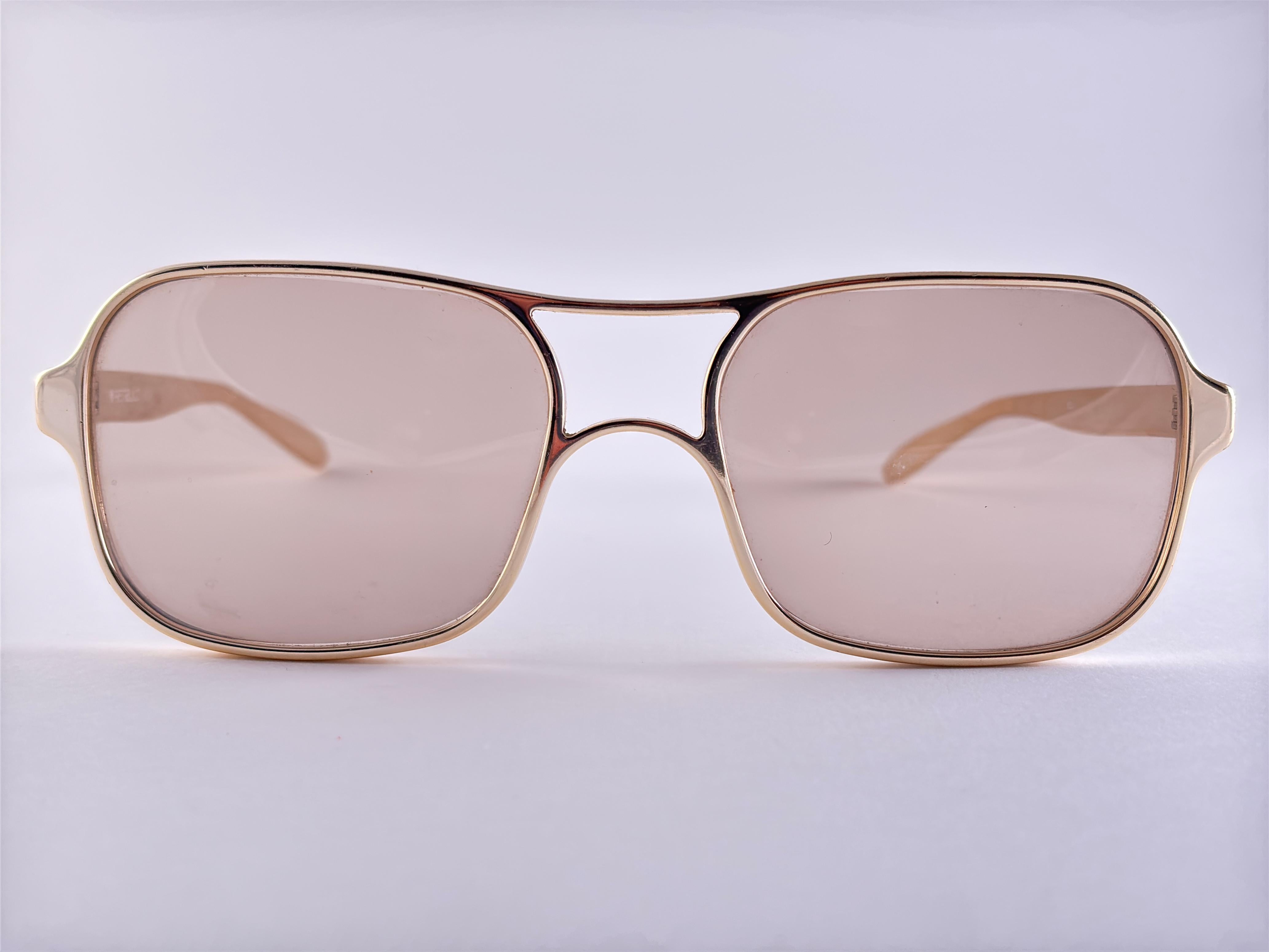 De las mujeres Gafas de sol Vintage Renauld Metallc Gold Light Brown Lens 1970 en venta