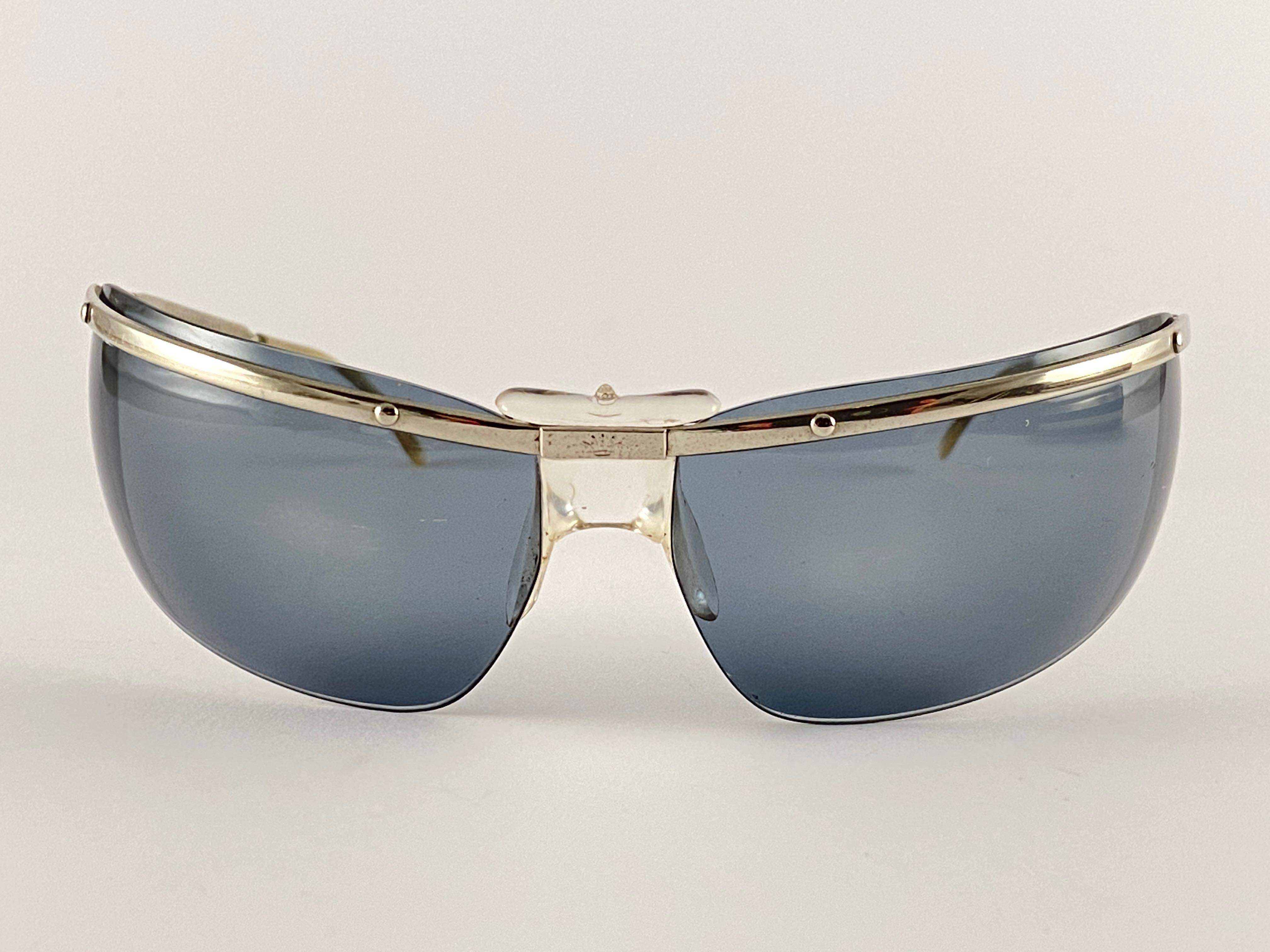 Seldom pair of Renauld of France 1965 with grey bubbled lenses.

The very same model worn by Jackie Kennedy and recently by Johnny Depp.

This pair show sign of wear due to in both frame and lenses.

Small size. 

Made in France.

MEASUREMENTS