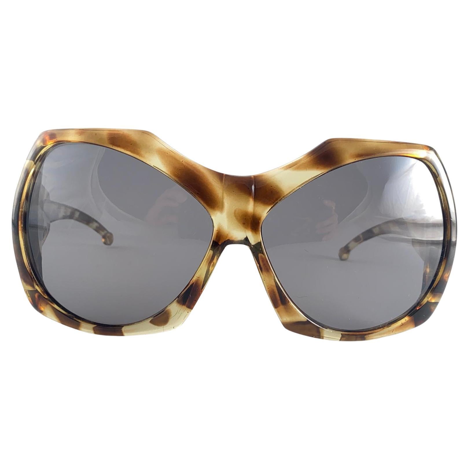Vintage Renauld Oversized Giraffe Pattern Frame Holding A Pair Of Medium Grey Lenses.

This Pair Have Minor Sign Of Wear On The Frame Due To Storage.

Made In Italy.


Front 14  Cms
Lens Height 5.5  Cms
Lens Width 6 Cms
Temples 12 Cms



