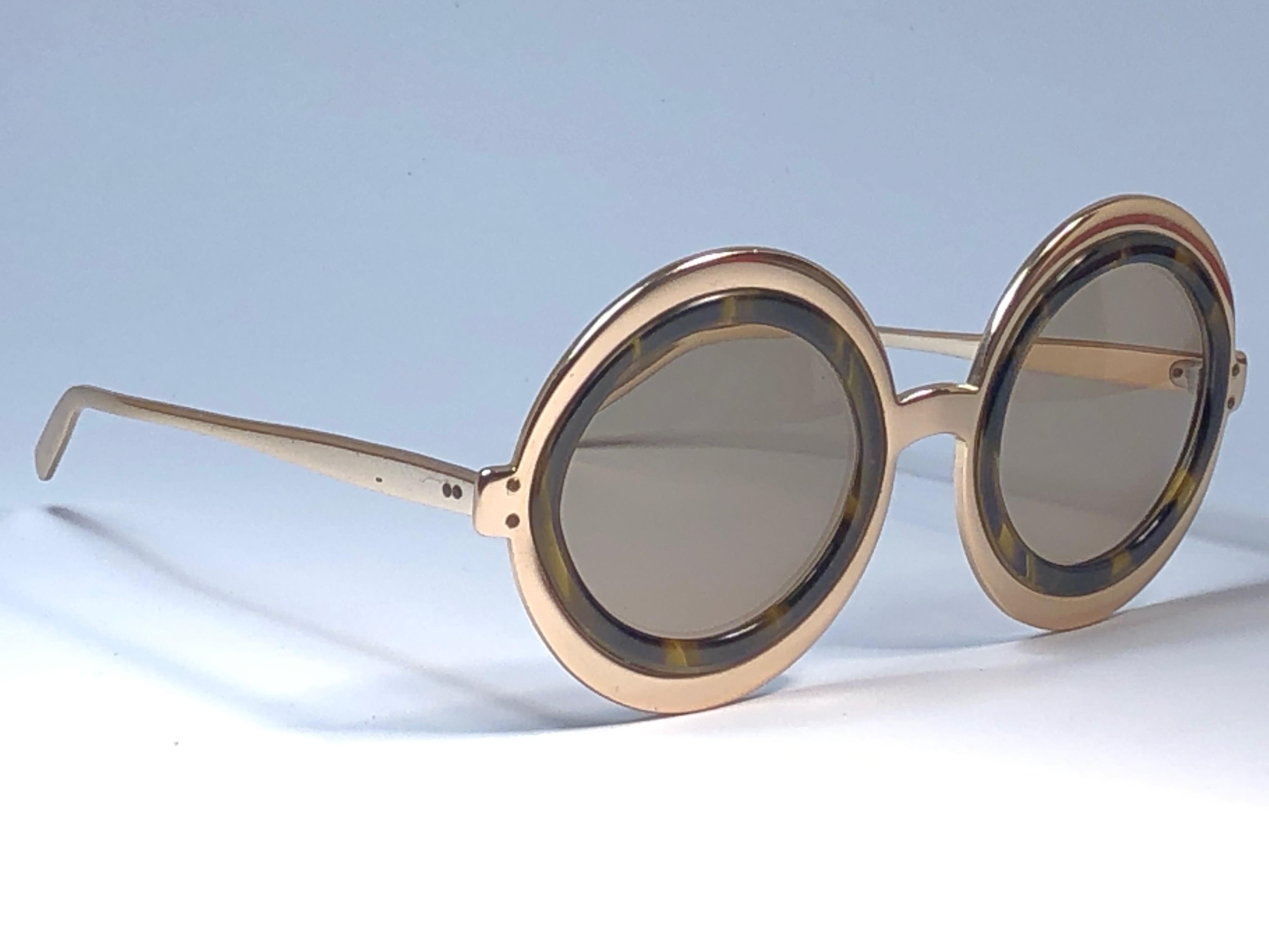 Vintage jewelled Renauld oversized rose gold frame holding a pair of blue lenses.

This pair have minor sign of wear on the frame due to storage.
Please have in mind this frame is gold plated and weights accordingly.

Made in USA.