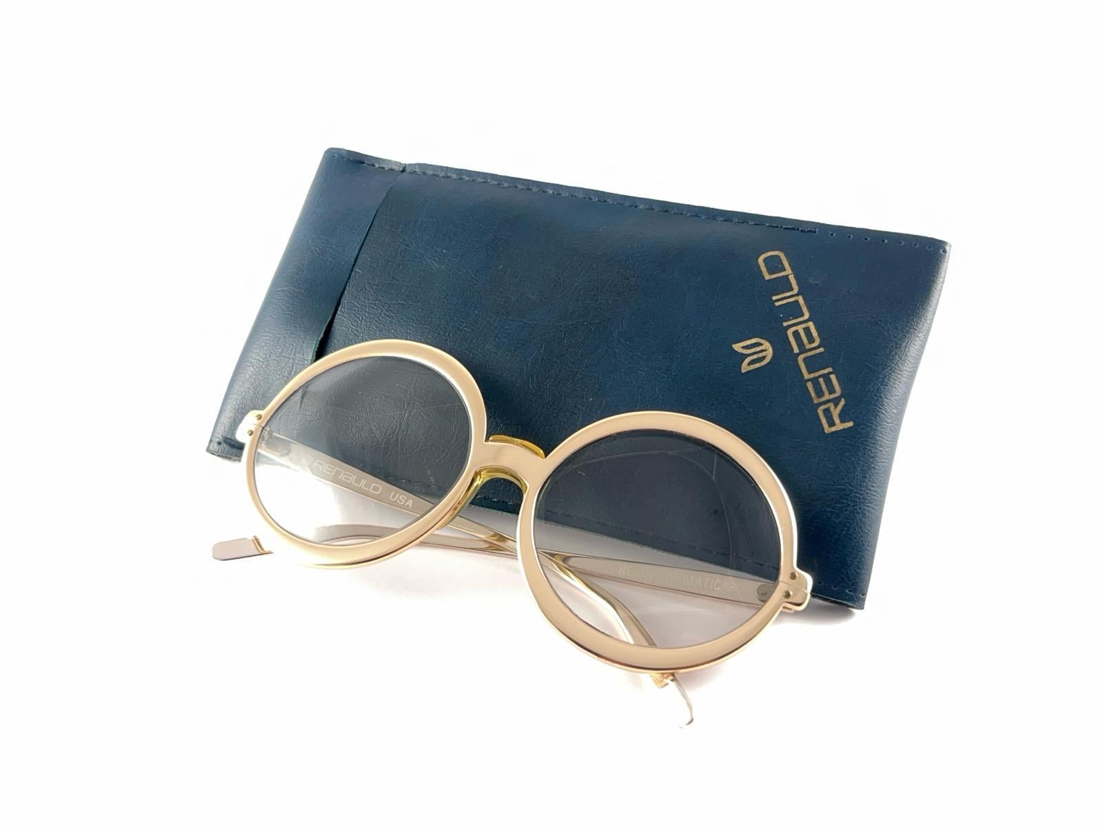 Gafas de sol vintage Renauld redondas doradas metalizadas años 80 Made in USA en venta 6