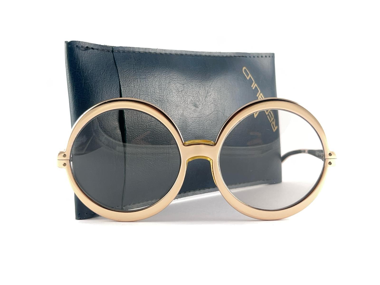 Vintage jewelled Renauld oversized gold frame holding a pair of very light grey lenses

This pair have minor sign of wear on the frame due to storage


Made in USA


Front                             14.5 Cms
Lens Height                   5.2