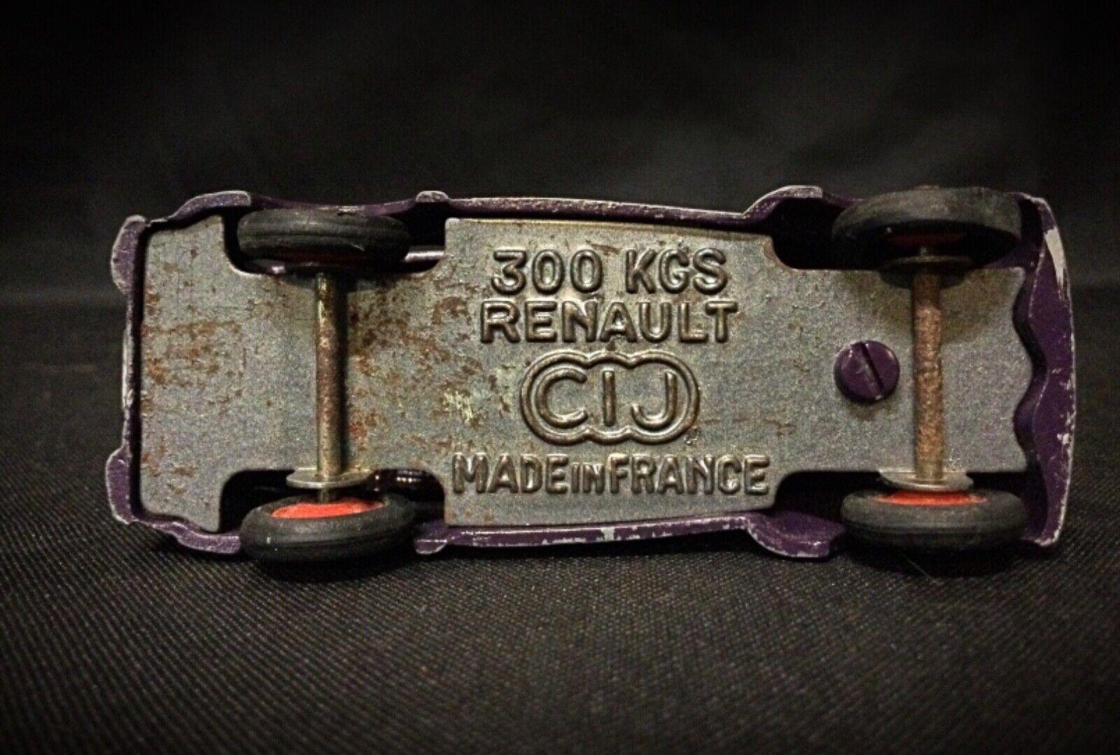 Entdecken Sie dieses charmante Oldtimer-Spielzeugauto, ein Renault 300 Kgs Modell von C.I.J., stolz hergestellt in Frankreich. Dieses Sammlerstück spiegelt das klassische Spielzeughandwerk wider und wird so verkauft, wie es ist, mit seiner