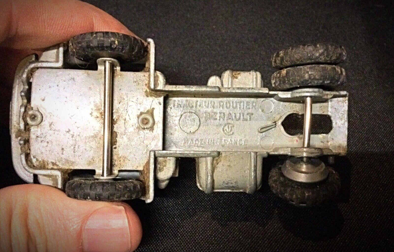 Wir stellen einen Klassiker unter den Oldtimern vor: diesen kleinen Renault-Straßentraktor. Dieser Spielzeugtraktor zum Sammeln bietet einen Einblick in das Design der Mitte des 20. Jahrhunderts und spiegelt sein Alter mit einem unverwechselbaren