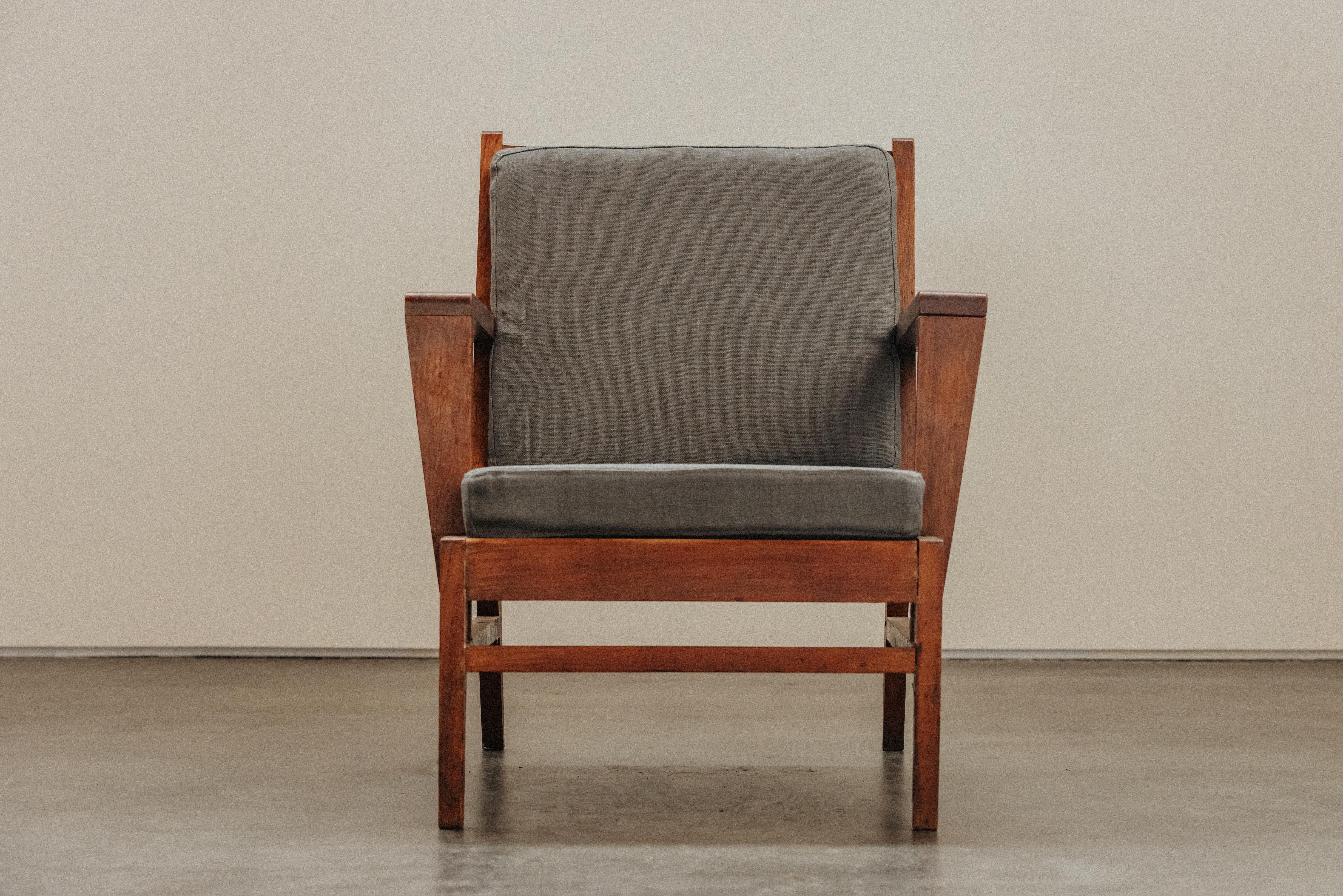 Vintage Rene Gabriel Lounge Chair aus Frankreich, CIRCA 1940.  Frühes Modell in massiver Eichenkonstruktion mit zwei mit belgischem Leinen gepolsterten Kissen.  Tolle Patina.