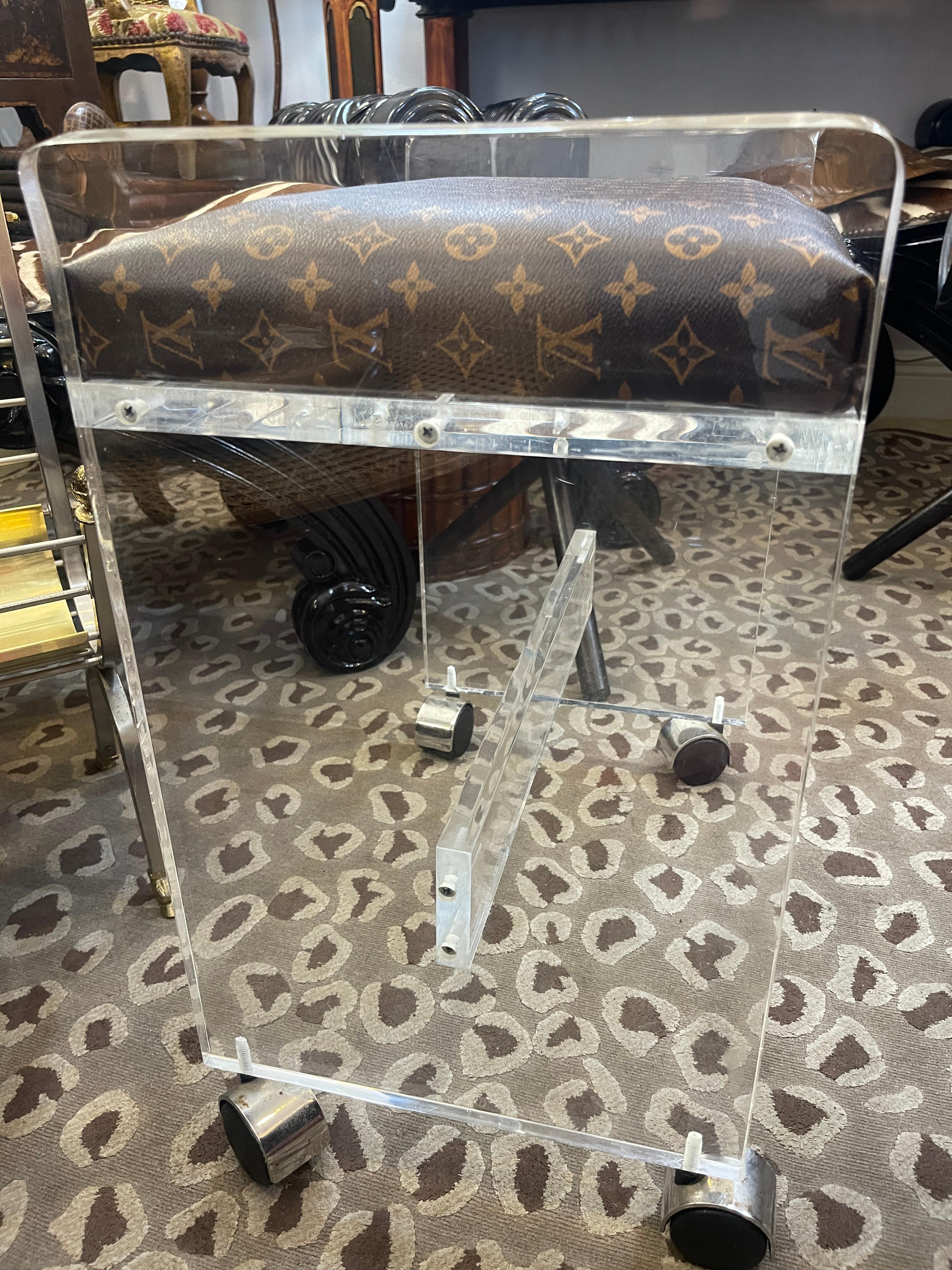 Tabouret de coiffeuse rénové en Lucite avec assise en toile Louis Vuitton en vente 2