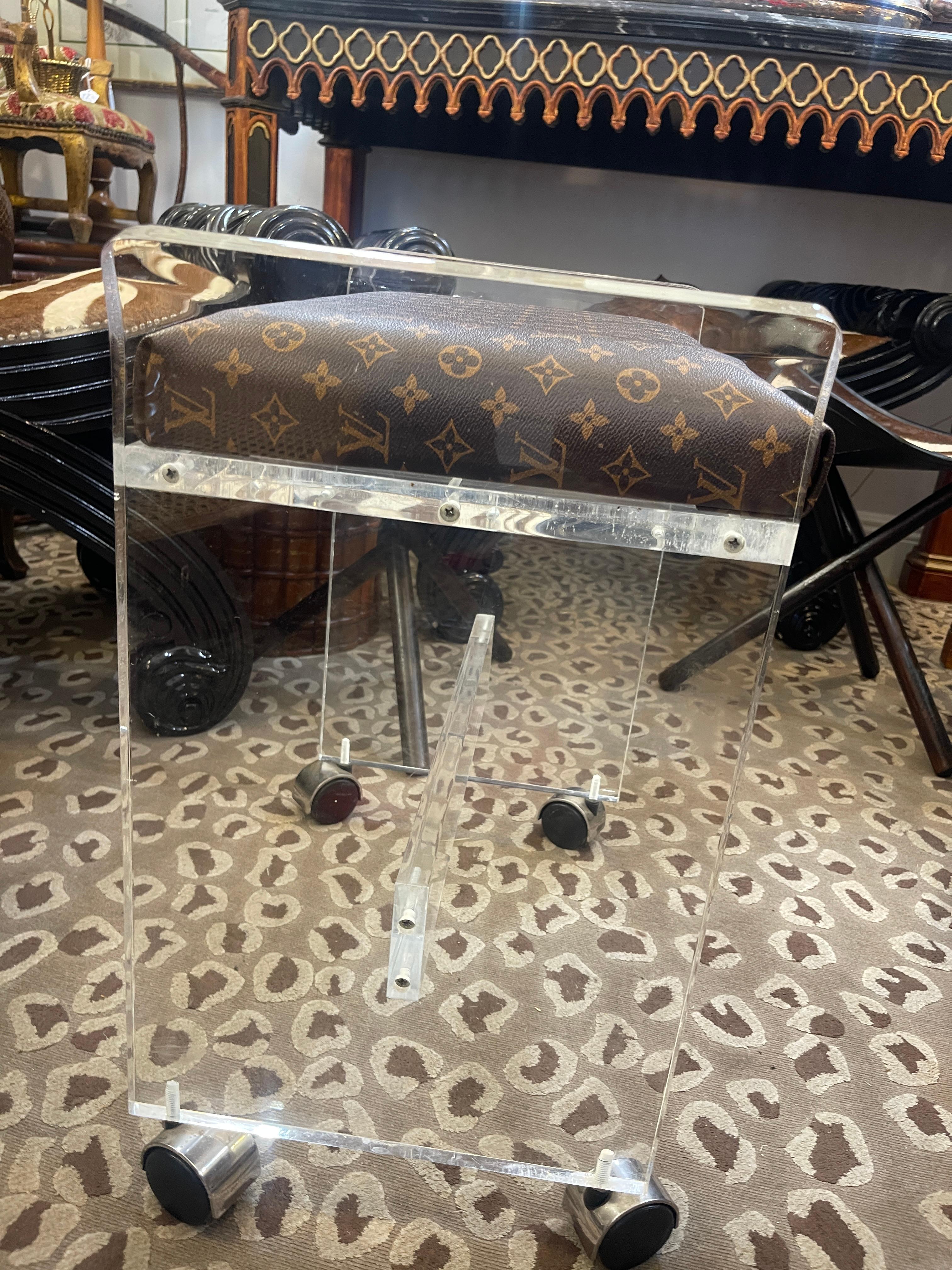 Tabouret de coiffeuse rénové en Lucite avec assise en toile Louis Vuitton en vente 3