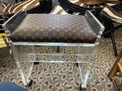 Tabouret de coiffeuse rénové en Lucite avec assise en toile Louis Vuitton