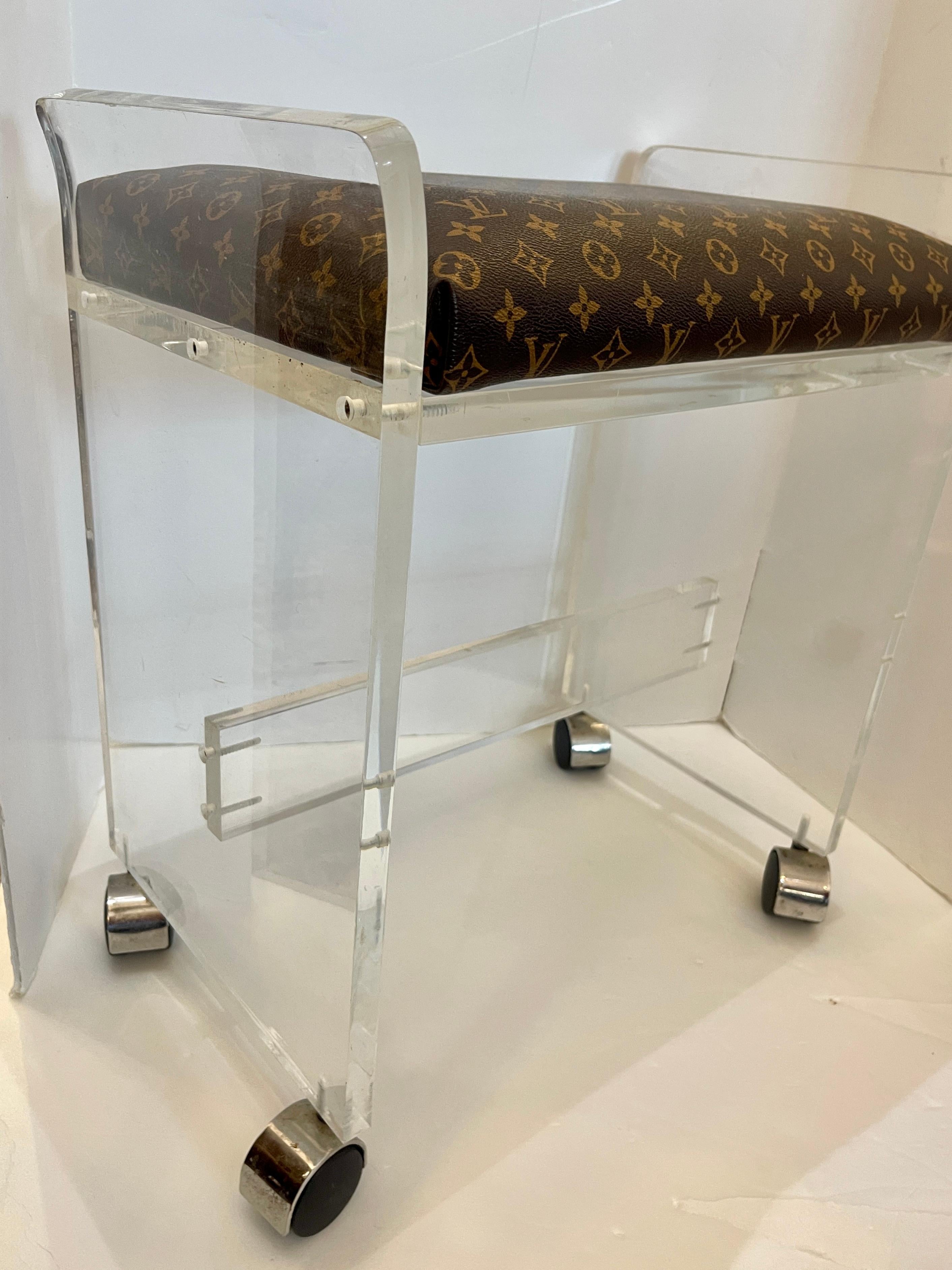 Mid-Century Modern Tabouret de coiffeuse rénové en Lucite avec assise en toile Louis Vuitton en vente