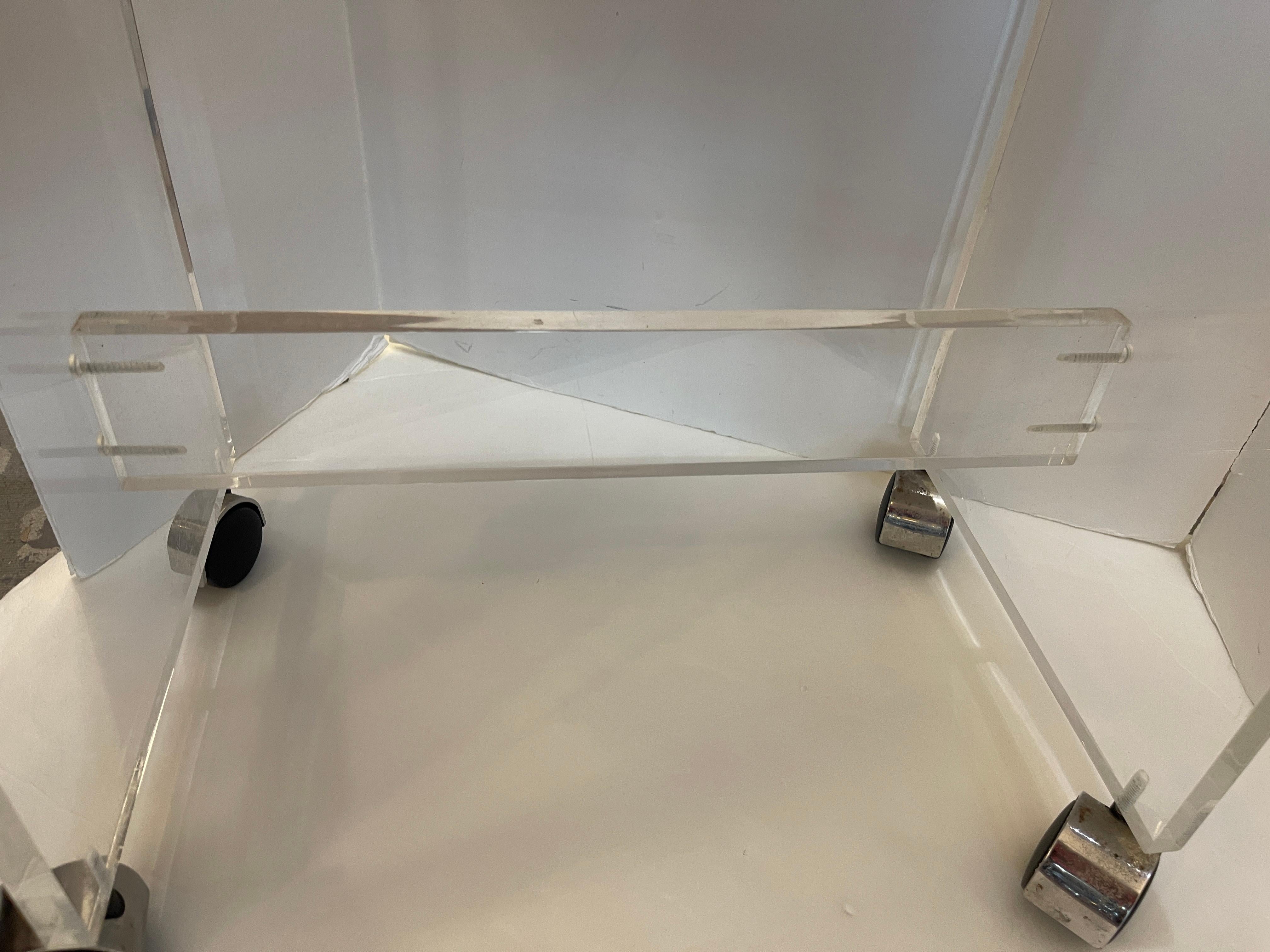 Américain Tabouret de coiffeuse rénové en Lucite avec assise en toile Louis Vuitton en vente