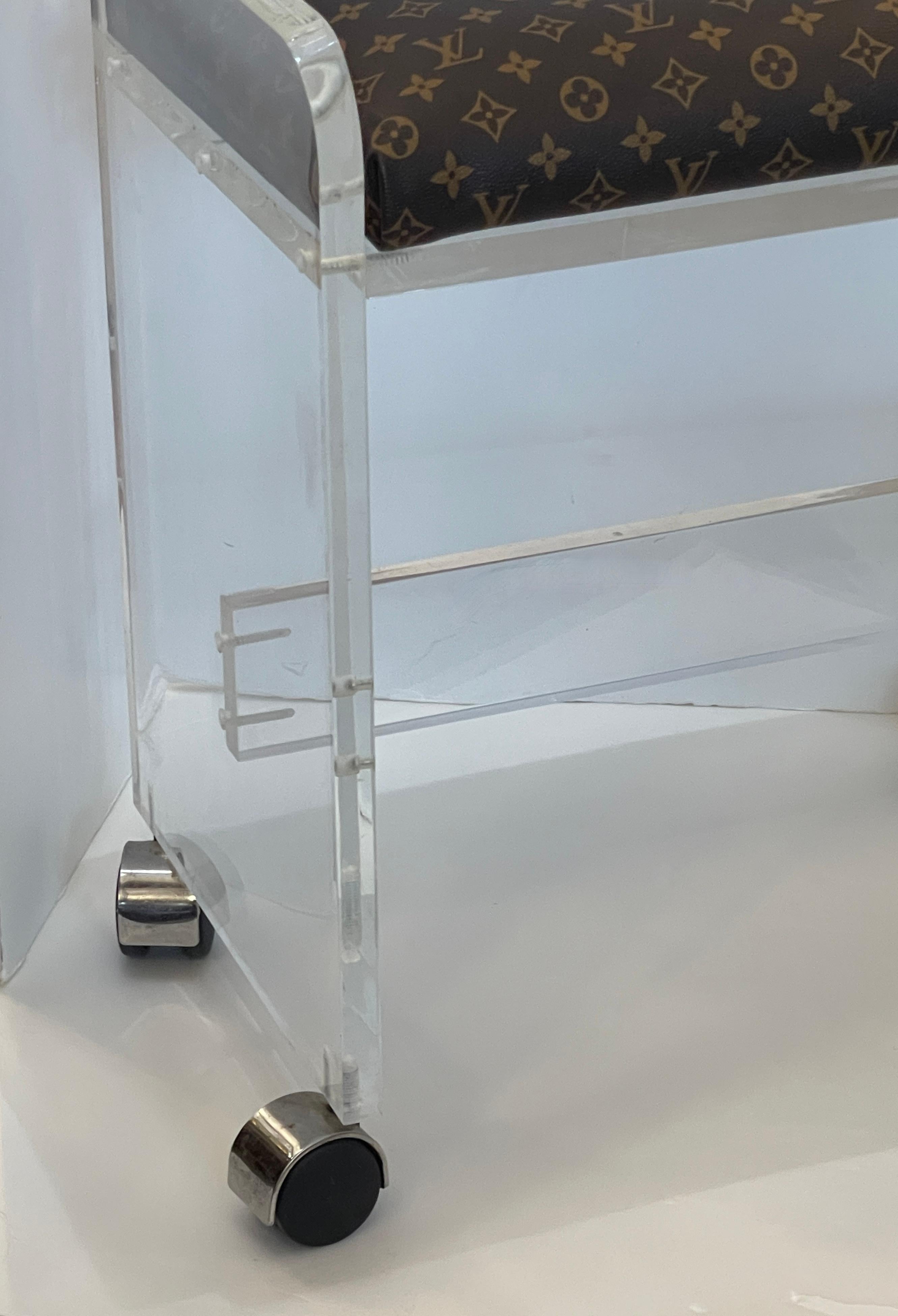 Fait main Tabouret de coiffeuse rénové en Lucite avec assise en toile Louis Vuitton en vente