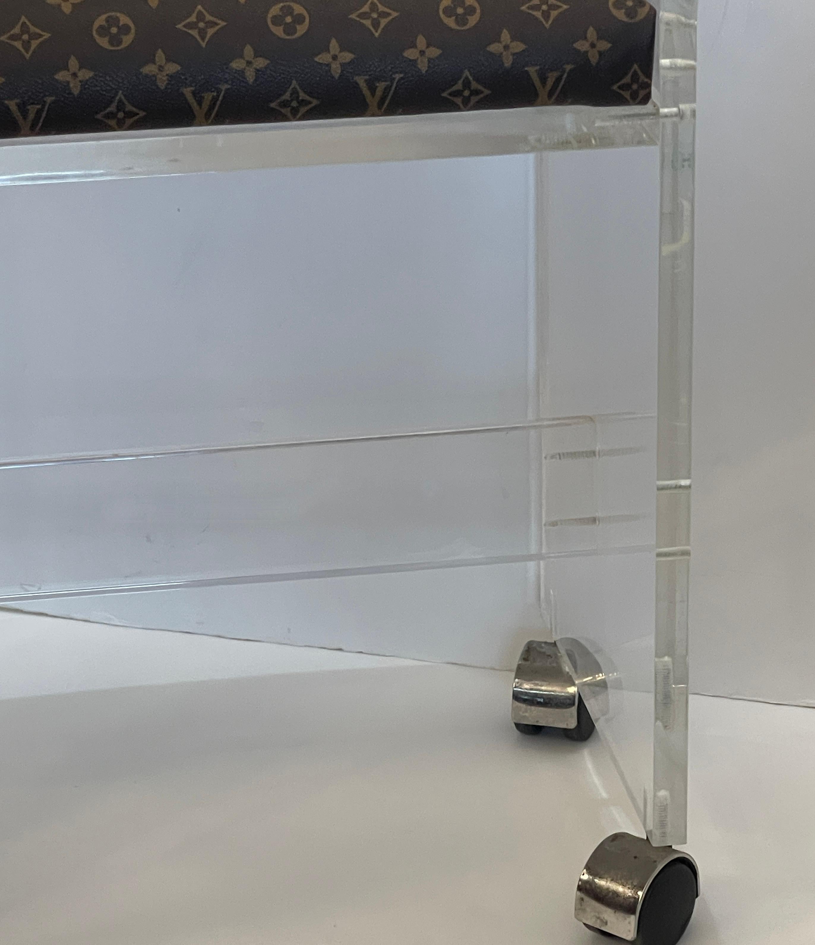 Tabouret de coiffeuse rénové en Lucite avec assise en toile Louis Vuitton Bon état - En vente à West Palm Beach, FL