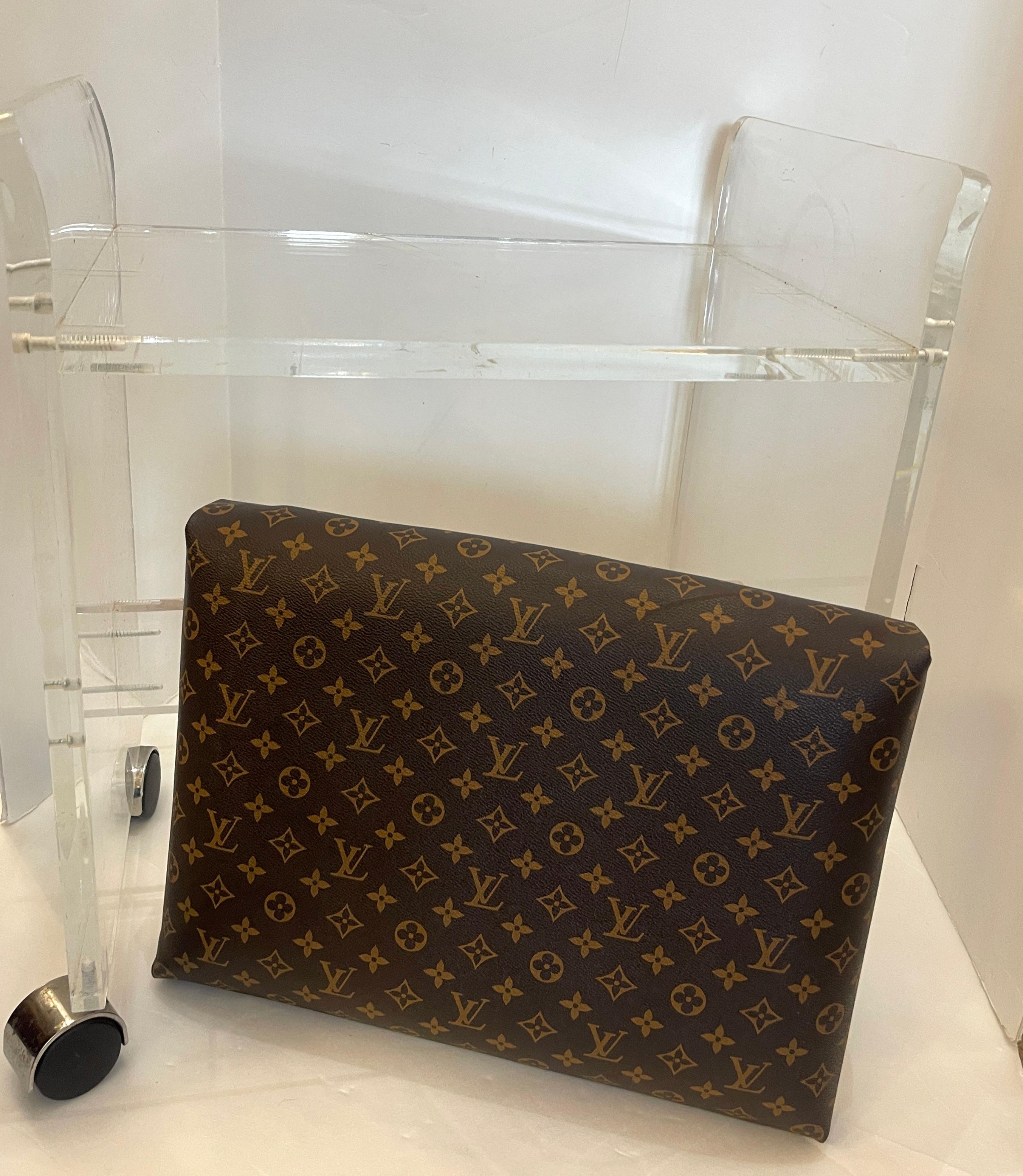 20ième siècle Tabouret de coiffeuse rénové en Lucite avec assise en toile Louis Vuitton en vente