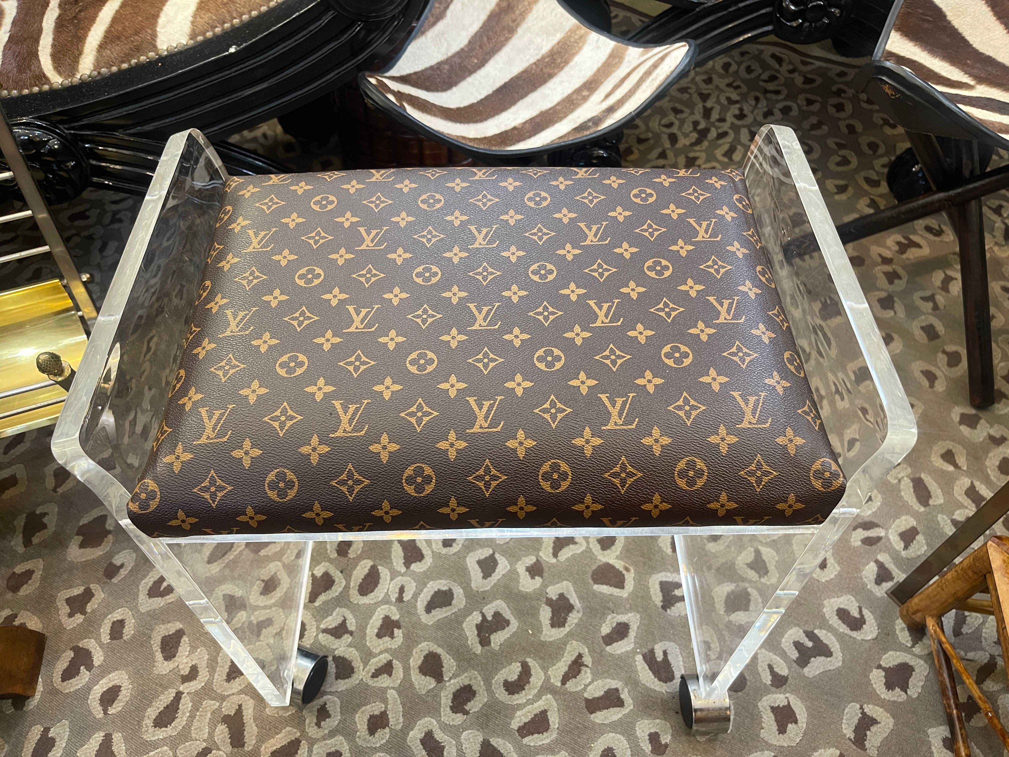 Tabouret de coiffeuse rénové en Lucite avec assise en toile Louis Vuitton en vente 1