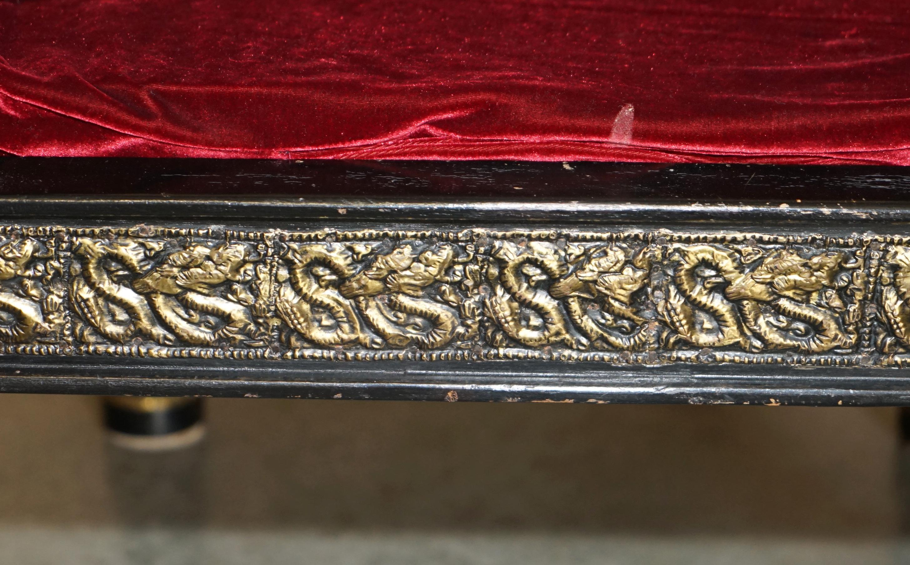 VINTAGE REPOUSE METAL INDIO CIRCA 1950's SILLÓN CON CABEZA DE PANTERA EBONIZADA en venta 4