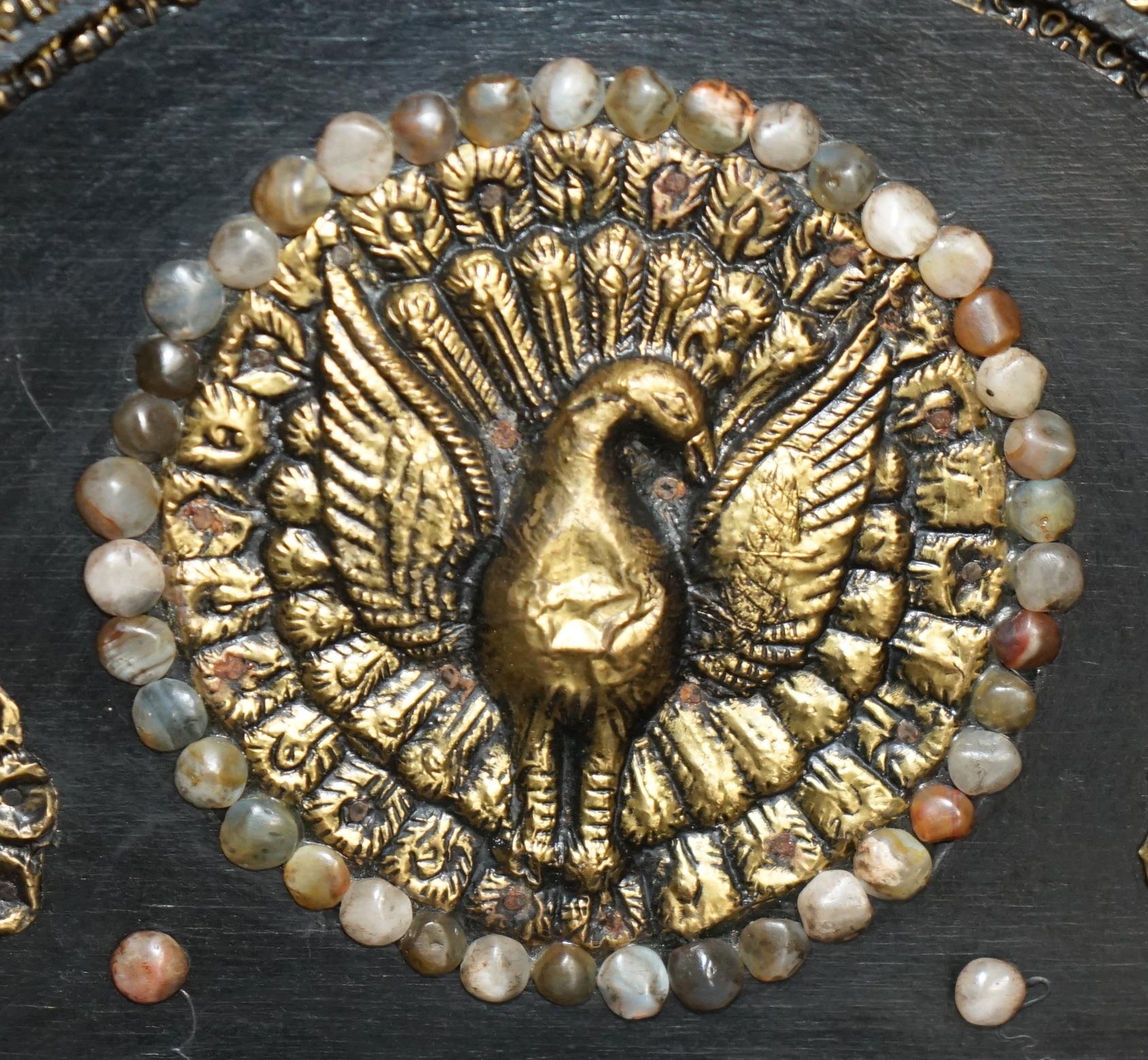 VINTAGE REPOUSE METAL INDIO CIRCA 1950's SILLÓN CON CABEZA DE PANTERA EBONIZADA Hecho a mano en venta