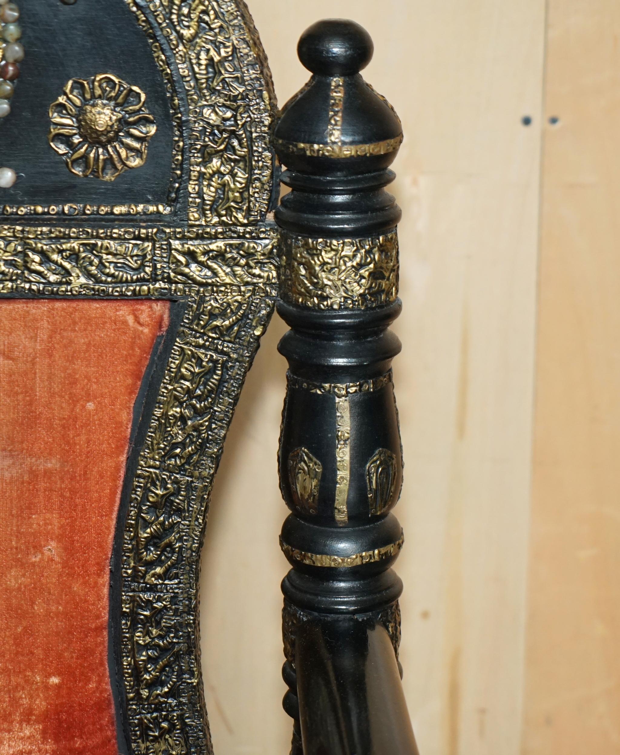 VINTAGE REPOUSE METAL INDIO CIRCA 1950's SILLÓN CON CABEZA DE PANTERA EBONIZADA mediados del siglo XX en venta