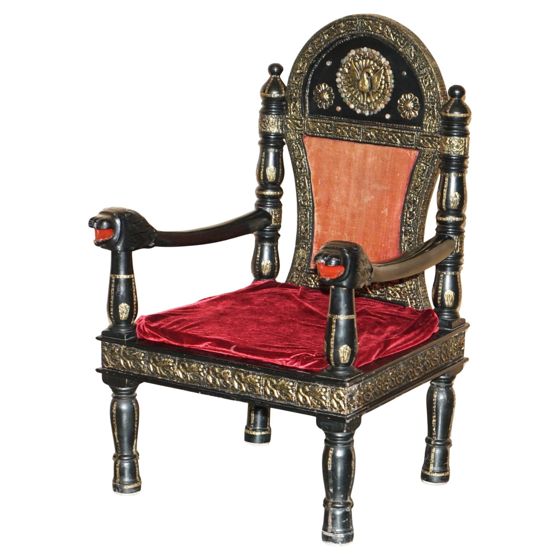 VINTAGE REPOUSE METAL INDIO CIRCA 1950
s SILLÓN CON CABEZA DE PANTERA EBONIZADA en venta