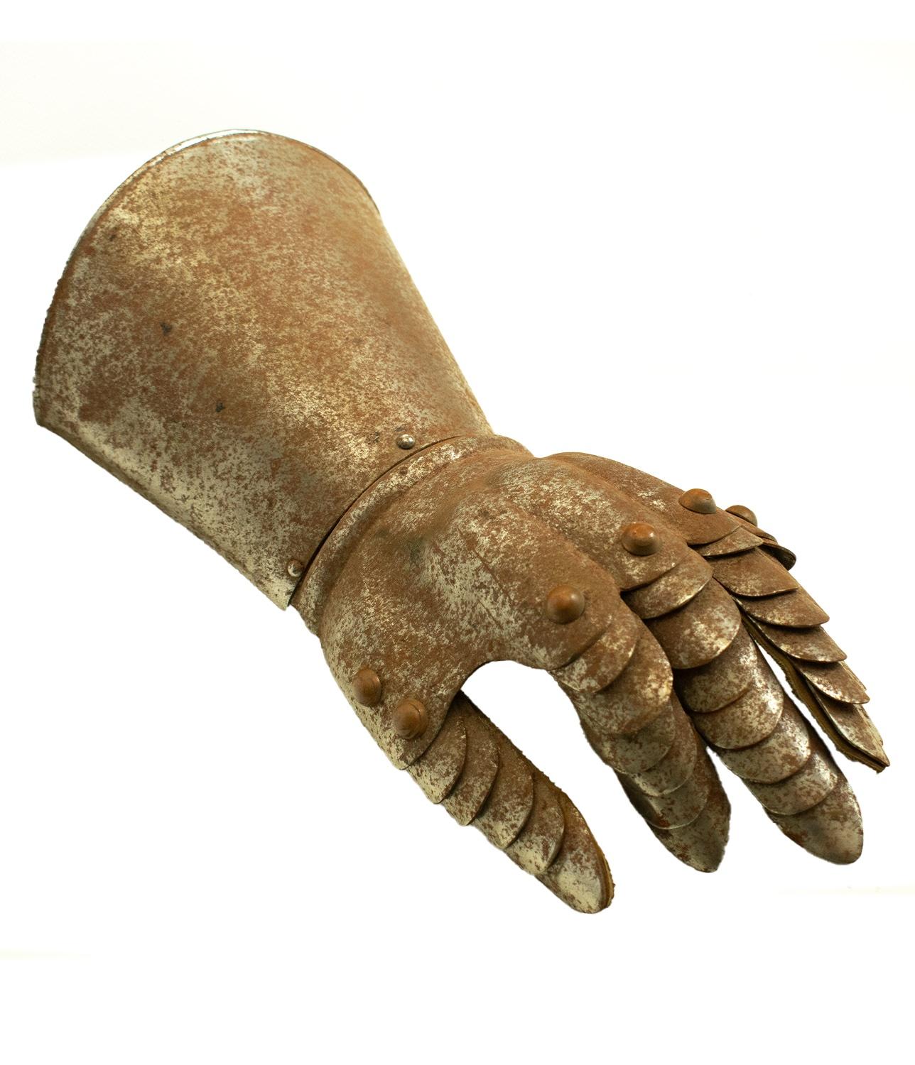 Vintage reproduction gauntlet, early 20th century.

A left handed gauntlet with all fingers and thumb present, jointed and riveted with leather inserts along the inside of each finger. Showing signs of age and rust throughout.