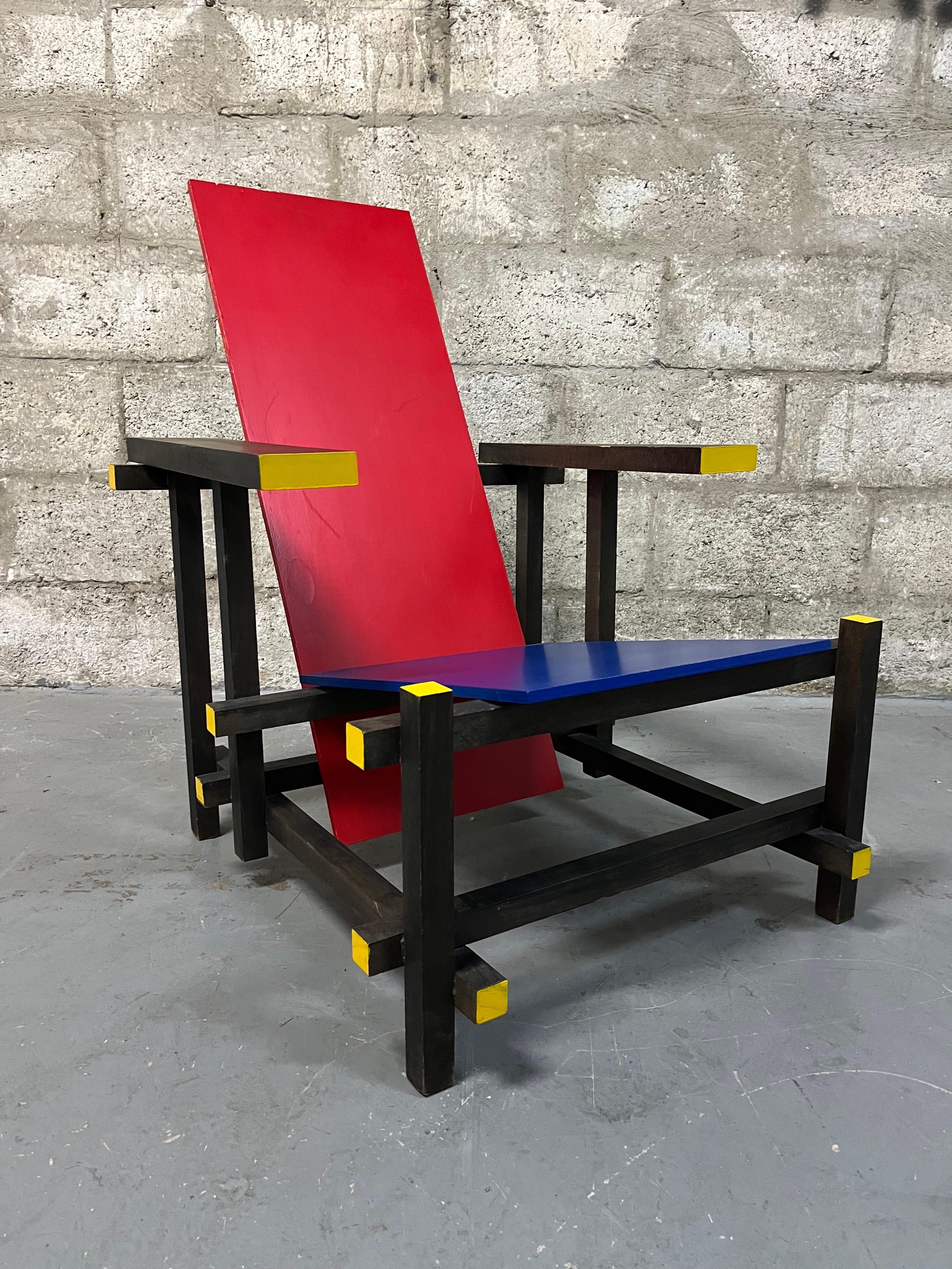 Vintage Handgefertigte Reproduktion von Gerrit Rietveld's Red and Blue Chair. Circa 1960er Jahre
Der 1917 von dem niederländischen Designer Gerrit Rietveld entworfene Red and Blue Chair ist vielleicht einer der einflussreichsten und bekanntesten