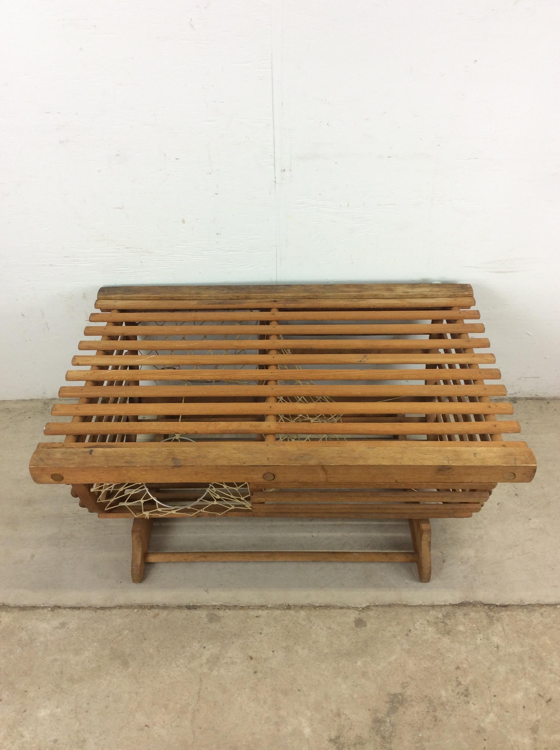 Questa trappola per aragoste in legno vintage è caratterizzata da una struttura in legno duro, un piano a doghe, una gabbia originale e una base in legno di nuova costruzione. u2028u2028Le aragoste di plastica raffigurate sono facoltative. Fammi