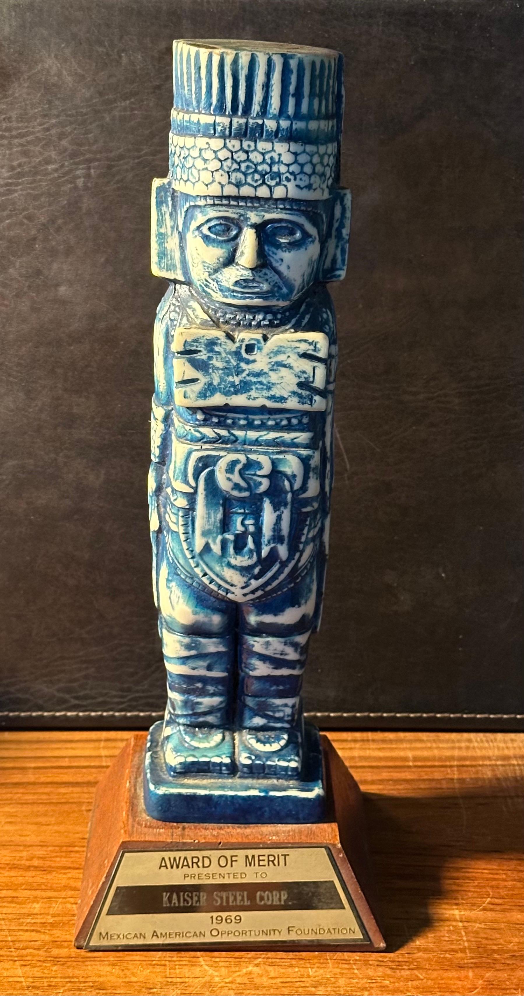 Una escultura/premio azteca vintage de resina y madera muy chula, de hacia 1969. La pieza está en muy buen estado y mide 4,75