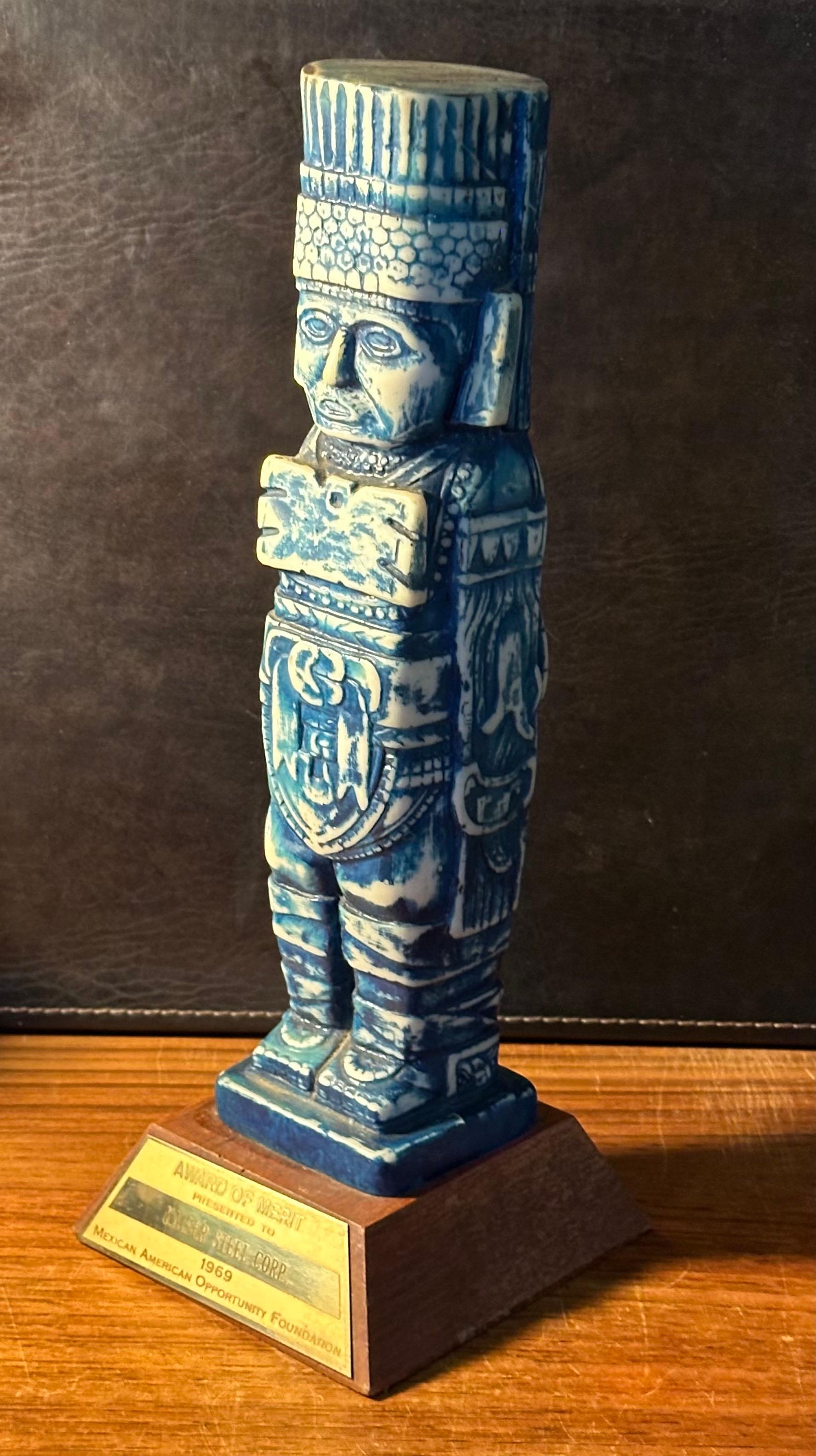 Escultura Azteca Vintage de Resina y Madera / Premio Moderno de mediados de siglo en venta